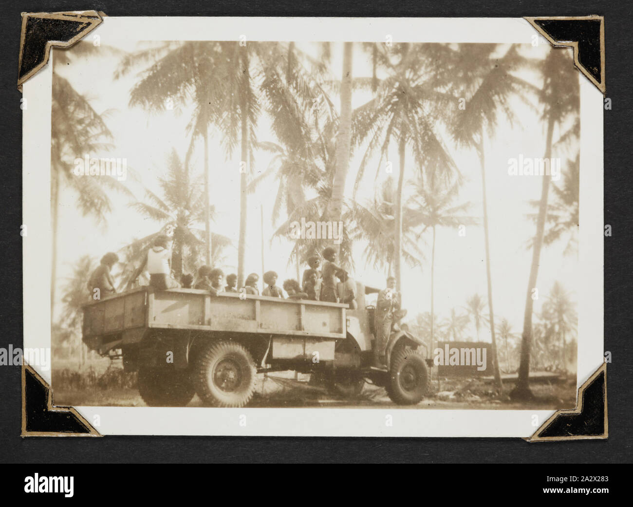 Foto - "Boongs bei Milne Bay', Neuguinea, 1942-1943, schwarz-weiß Foto der lokalen Bevölkerung bei der Trailer eines RAAF Stapler stehen. Einer der 116 Fotos in einem Fotoalbum von Pilot Officer Colin Keon-Cohen. Dies sind sehr gute Bilder des Lebens in Singapur mit 205 Sqn RAF, dann 77 Sqn RAAF, dem Zweiten Weltkrieg Stockfoto