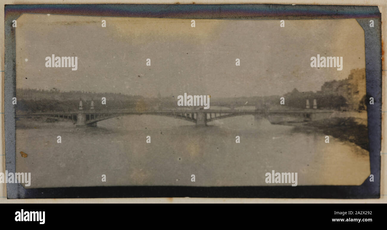 Fotografie - Brücke über den Fluss, Belgien, Private John Lord, der Erste Weltkrieg, 1916, einer der 75 schwarz-weiß Fotografien in schwarz abgedeckt Album, in Frankreich und Belgien während des Zweiten Weltkrieges getroffen ich von Sergeant John Herrn. Diese Fotos stellen eine Aufzeichnung von einigen der Objekte und Orte, John Lord in Belgien und Frankreich und die Orte, die ihn am meisten interessiert sah. Dazu gehören die Armee Camps, Chateau, Züge, eine Ebene, die lokale Bevölkerung, andere Soldaten, Pferde und Lkw Stockfoto