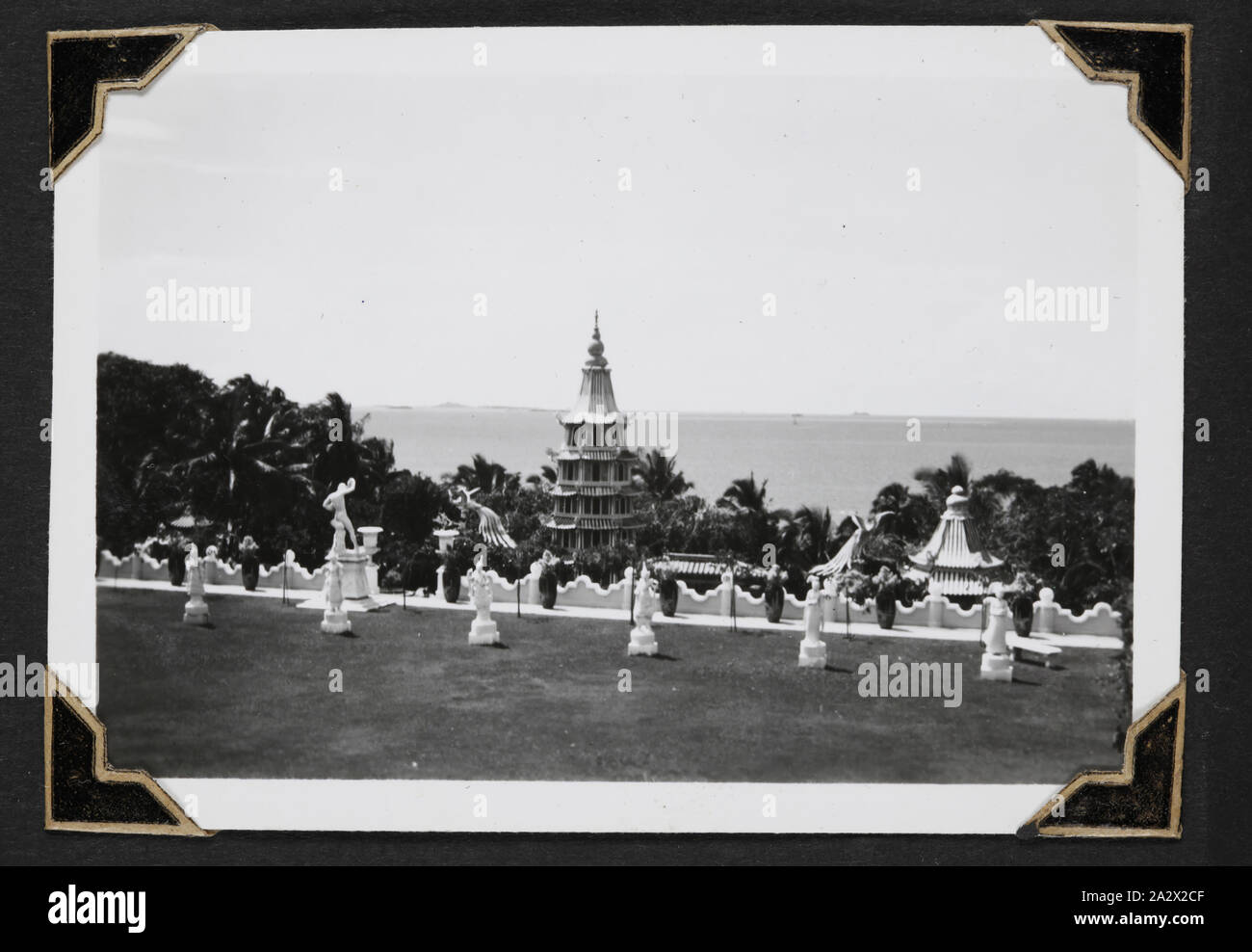 Fotografie - "Chinesische Gärten", Singapur, 1941, schwarz-weiß Foto von den Chinesischen Garten in Singapur. Einer der 116 Fotos in einem Fotoalbum von Pilot Officer Colin Keon-Cohen. Dies sind sehr gute Bilder des Lebens in Singapur mit 205 Sqn RAF, dann 77 Sqn RAAF, dem Zweiten Weltkrieg Stockfoto