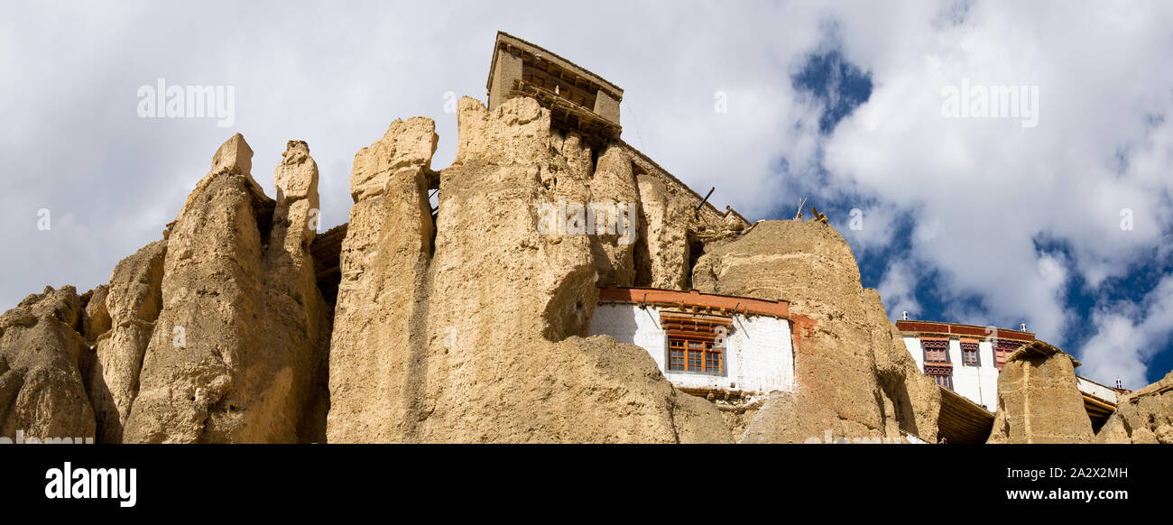 Panoramablick Mönch Häuser in die Felsen am Lamayuru Kloster in Ladakh, Nordindien Stockfoto