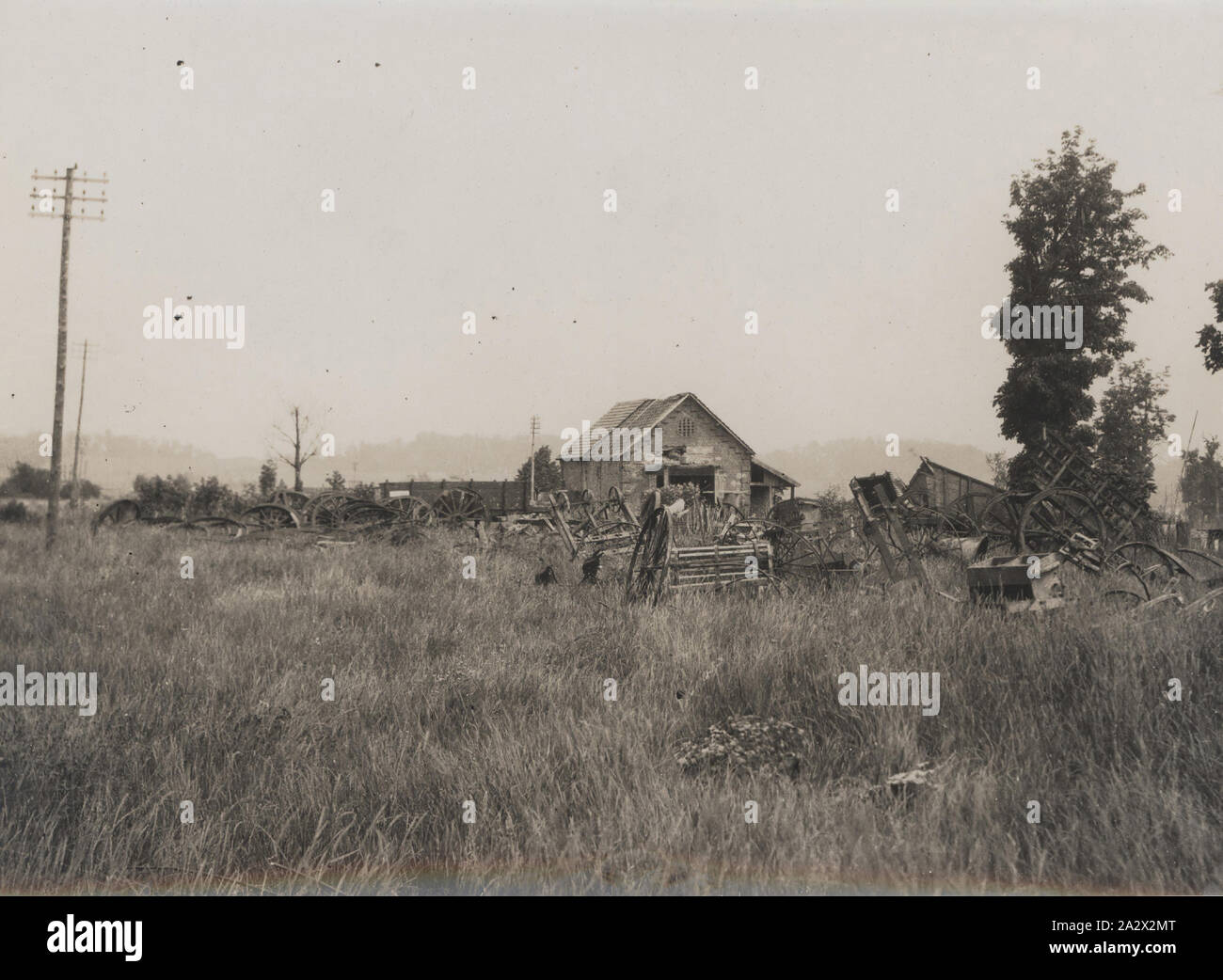 Fotografie - "Depot der aufgegebenen landwirtschaftlichen Maschinen, in der Nähe der Auberge", Frankreich, ca. 1918, einer von 22 Fotografien während H.V. McKay war in Frankreich und Belgien kurz nach dem Ersten Weltkrieg. Fotos gehören Bilder von Maschinen und Gerätschaften, die brachliegenden Linken wurden oder zerstört. Es gibt auch ländlichen Szenen und Bilder von bombardiert Stadtansichten, von denen einige mit Gruppe Porträts von H.V. McKay und seine Gefährten. HV McKay war Mitglied des Vorstands der Stockfoto