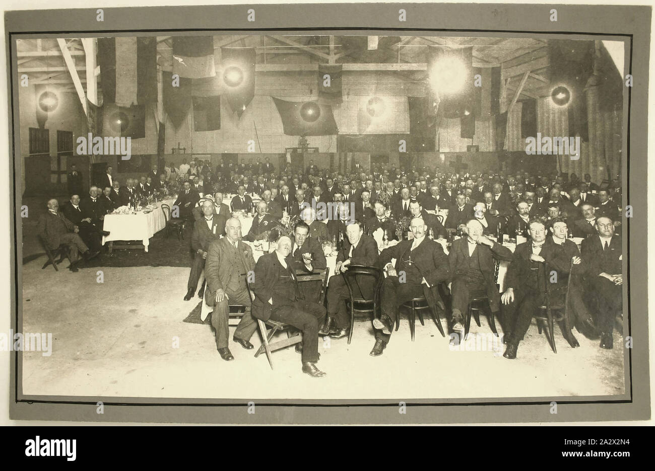 Fotografie - H.V McKay, Abendessen & Personal im Zimmer, Sonnenschein, Victoria, um 1910, Schwarz-weiß Fotografie Abendessen für das Personal im Zimmer im Sunshine Harvester Works. Gast der Veranstaltung war Sir Joseph Koch. Teil einer Sammlung von Fotografien, Negative, bewegender Film, Artefakte, Dokumente und Literatur, die die H. V. McKay Sunshine Collection. Die McKay Sammlung gilt als einer der bedeutendsten industriellen Erbe Sammlungen angesehen Stockfoto