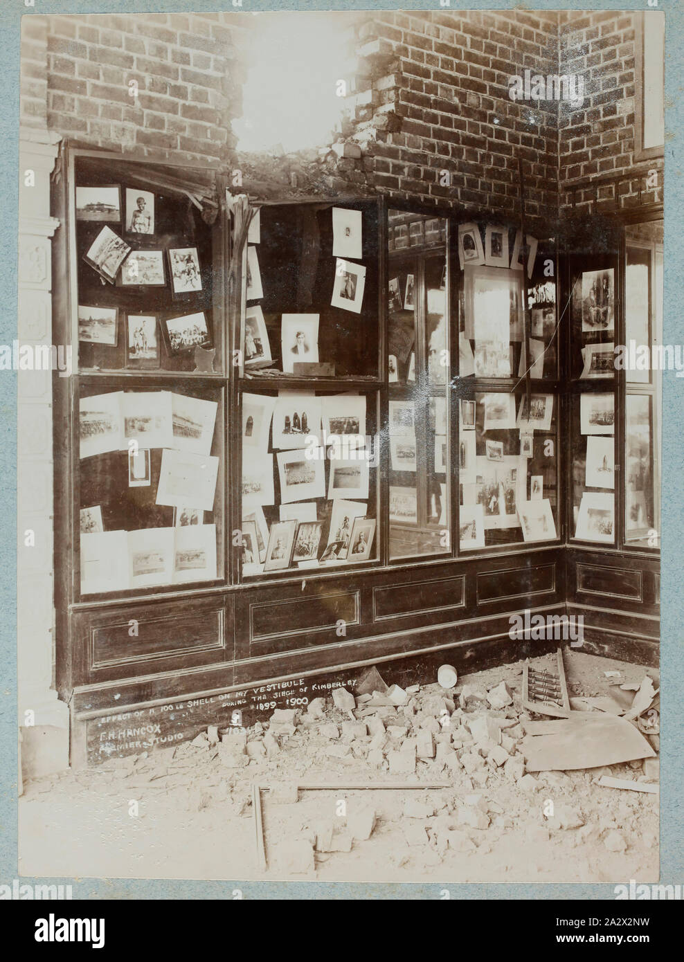 Foto - "Wirkung einer 100 Lb Shell auf meinem Flur', Kimberley, Südafrika, etwa um 1900, einer von 74 schwarz-weiß Fotografien innerhalb einer schwer fallen Foto Album enthalten. Eingeschrieben auf der vorderen Seite des Albums bin. G.A. Warner". Zu Schwester Mabel Ashton Warner, die im Queen Alexandra's Royal Pflegedienst serviert gehörte. Fotos sind in ein Album geklebt, und sind in der Regel sehr blass. Es scheint, als ob einige kommerziell produziert; andere sind grobe und Amateurhaft Stockfoto