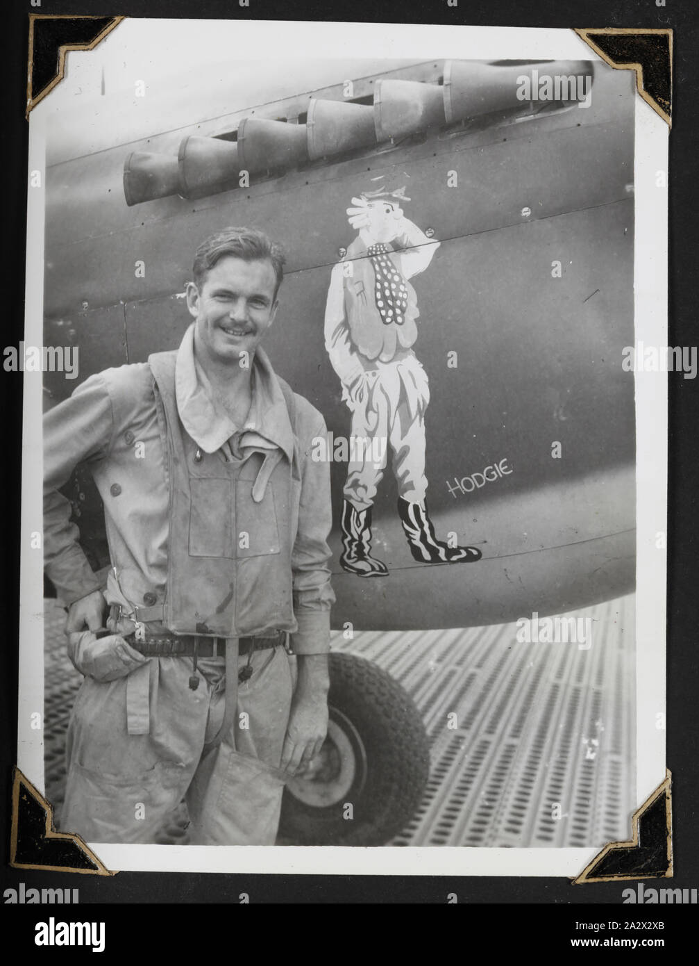 Foto - "F/O J.A.T Hodgkinson & Flugzeuge Mascot", Neuguinea, 1942-1945, schwarz-weiß Foto von Flying Officer (W/O) J.A.T Hodgkinson. Einer der 116 Fotos in einem Fotoalbum von Pilot Officer Colin Keon-Cohen. Dies sind sehr gute Bilder des Lebens in Singapur mit 205 Sqn RAF, dann 77 Sqn RAAF, dem Zweiten Weltkrieg Stockfoto