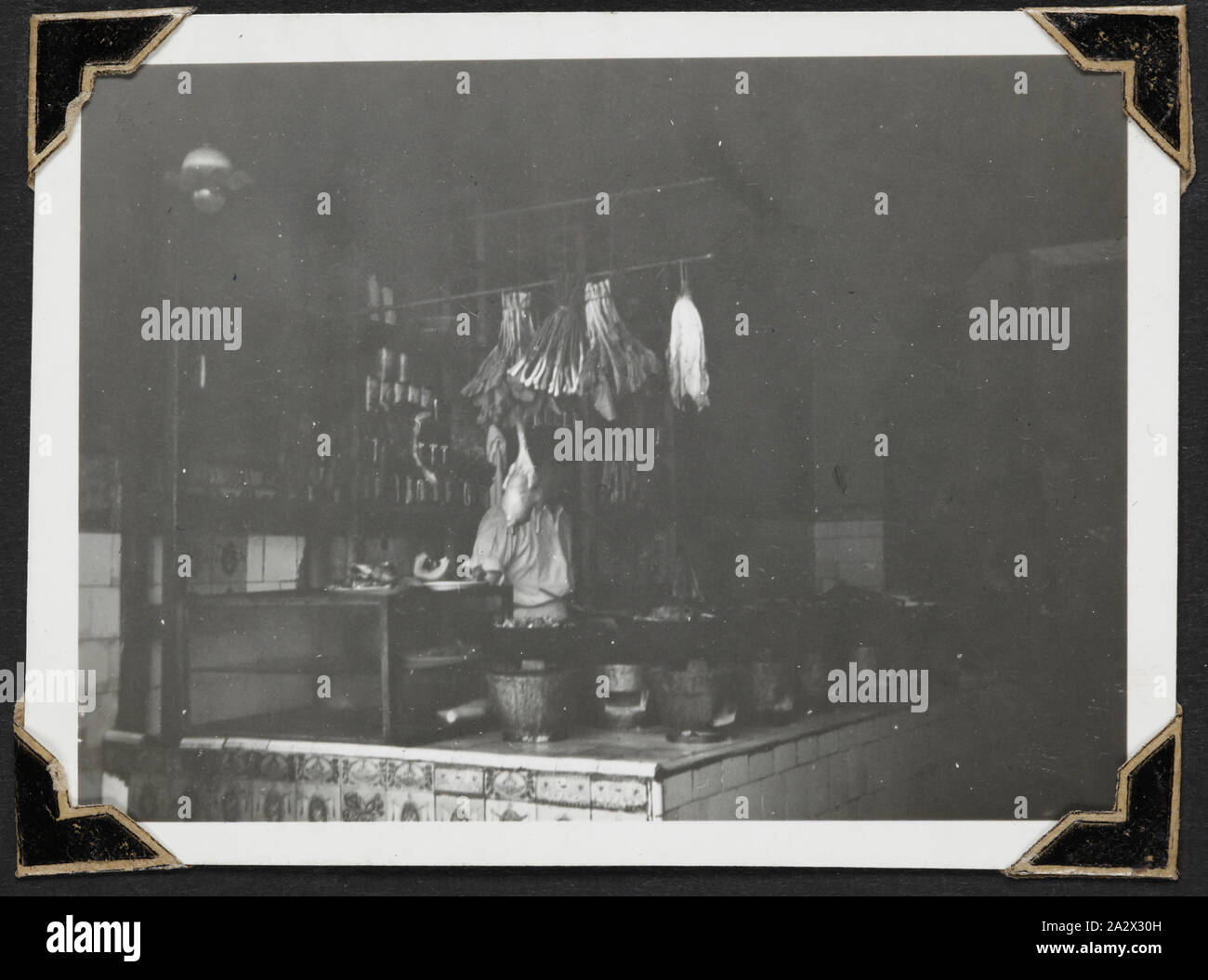 Fotografie - "Lebensmittel Shop", Singapur, 1941, schwarz-weiß Foto von einem Lebensmittelgeschäft auf der North Bridge Road. Einer der 116 Fotos in einem Fotoalbum von Pilot Officer Colin Keon-Cohen. Dies sind sehr gute Bilder des Lebens in Singapur mit 205 Sqn RAF, dann 77 Sqn RAAF, dem Zweiten Weltkrieg Stockfoto