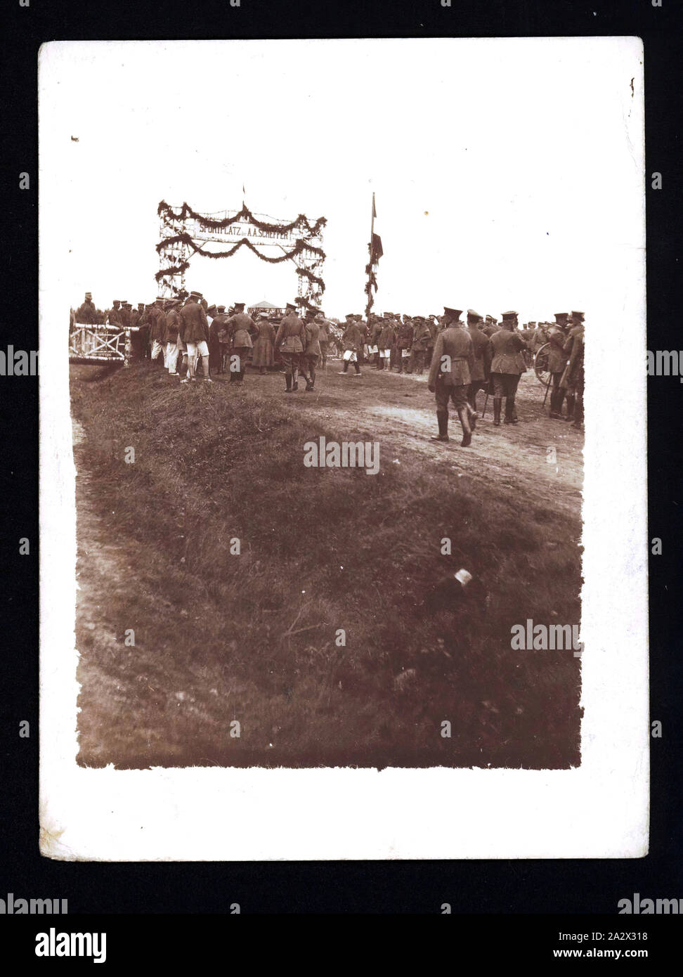 Fotografie - deutsche Soldaten vor dem Torbogen zum Sport Arena, Weltkrieg I, 1916-1917, schwarz-weiß Foto zeigt eine Gruppe von deutschen Soldaten vor die Tore zu einer Sportarena. Das Tor ist mit der Bezeichnung DES portplatz der A.A. Scheffer". Armee-Abteilung Scheffer war ein Deutscher temporäre Armee Gruppe aktiv von 1916 bis 1917. Das Foto stammt aus der Zeit des Ersten Weltkriegs seine Herkunft ist unbekannt Stockfoto
