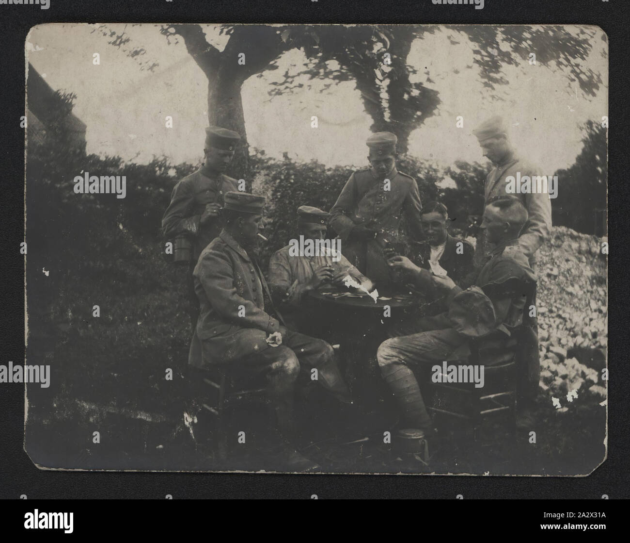 Fotografie - Deutsche Soldaten spielen Karten, den Ersten Weltkrieg, 1914-1918, schwarz-weiß Foto mit deutschen Soldaten spielen Karten - vermutlich Soldaten aus der Dritten Infanterie Regiment. Das Foto stammt aus der Zeit des Ersten Weltkriegs seine Herkunft ist unbekannt Stockfoto