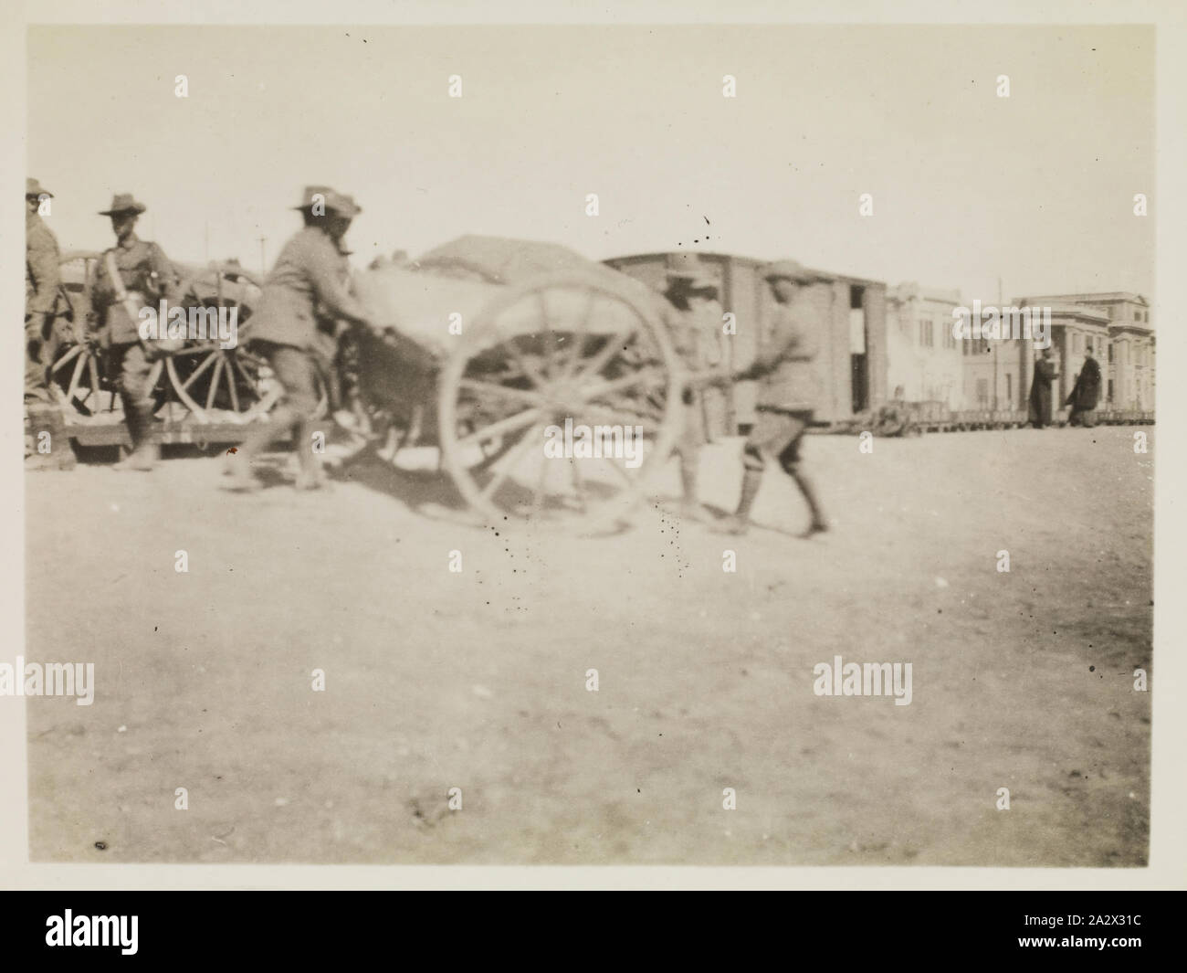 Fotografie - "Erste Wagen an Bord', Ägypten, Kapitän Edward Albert McKenna, der Erste Weltkrieg, 4 Feb 1915, einer der 108 Bilder in einem Album vom Ersten Weltkrieg wahrscheinlich durch Kapitän Edward Albert McKenna genommen worden zu sein. Das Album enthält Fotos der 7 Bataillon in Ägypten. Bild der Wagen auf den Zug verladen werden, um sie zu Ismalia zu nehmen. Nach dem Krieg Tagebücher, die 7 Bataillon erhielt Aufträge zu Ismalia am 2. Februar 1915 zu verschieben und Nach der Inschrift dieses Bild wurde Stockfoto