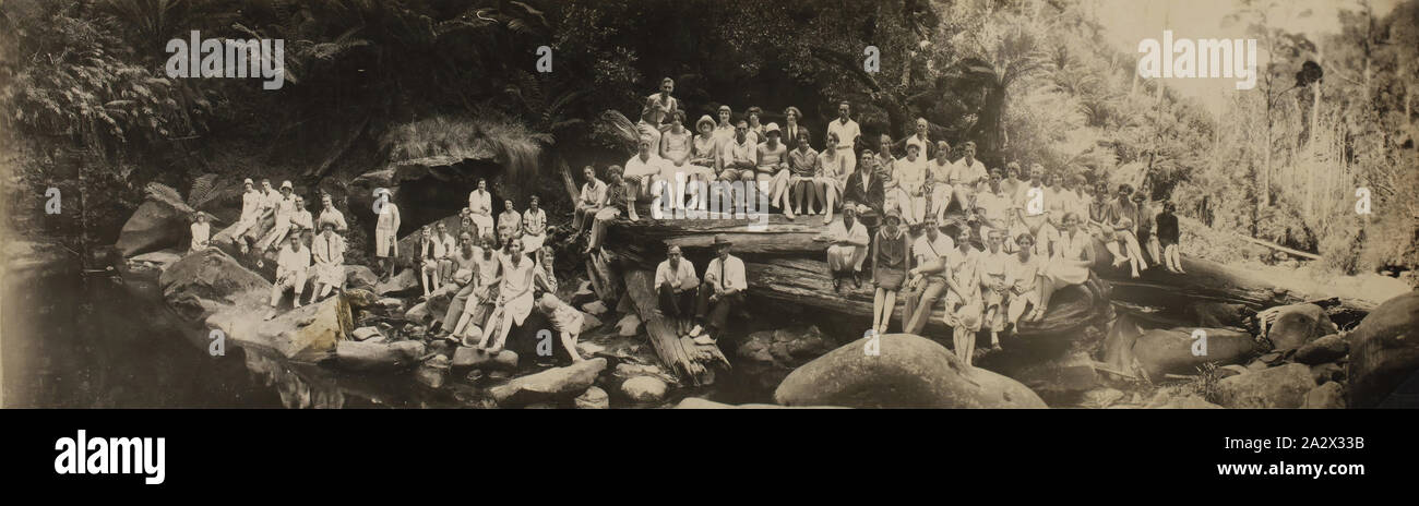 Fotografie - Portrait von Carinya Guest House Gäste in Buschland, Lorne Bezirk, Victoria, 5 Mar 1928, Schwarz-Weiß-Fotografie, die die Gäste des Carinya Guest House auf Felsen und Bäume angeordnet. im Dezember 1899 und begann eine starke Stockfoto