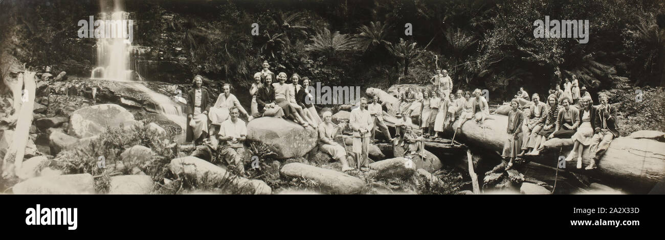 Foto-Gruppe Porträt im Buschland, Lorne Bezirk, Victoria, ca. 1928, schwarz-weiß Foto zeigt eine Gruppe von Frauen und Männern auf den Felsen und Bäume angeordnet. im Dezember 1899 und begann eine starke Verbindung mit Lorne Stockfoto