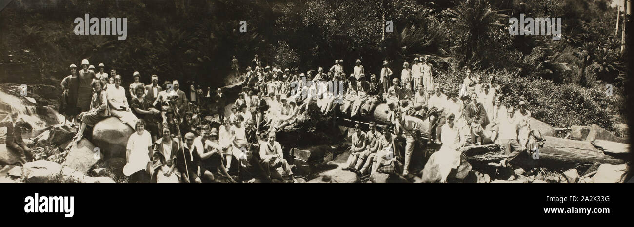 Foto-Gruppe Porträt im Buschland, Lorne Bezirk, Victoria, ca. 1928, schwarz-weiß Foto zeigt eine Gruppe von Frauen und Männern auf den Felsen und Bäume angeordnet. im Dezember 1899 und begann eine starke Verbindung mit Lorne Stockfoto