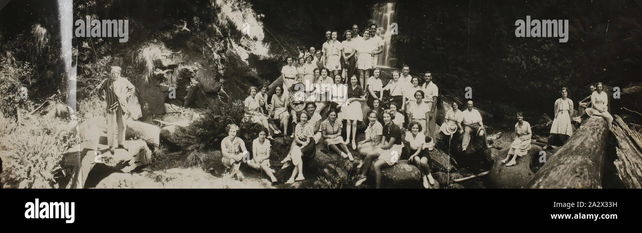 Foto-Gruppe Porträt im Buschland, Lorne Bezirk, Victoria, ca. 1930er Jahre, schwarz-weiß Foto zeigt eine Gruppe von Frauen und Männern auf den Felsen und Bäume angeordnet. im Dezember 1899 und begann eine starke Verbindung mit Lorne Stockfoto