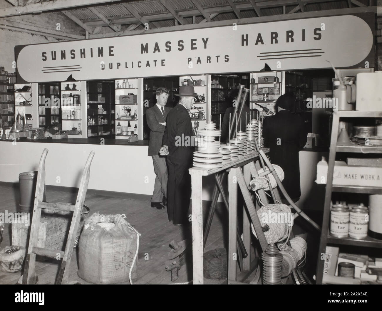 Fotografie - H.V. McKay Massey Harris, Duplizieren Ersatzteillager,  Victoria, 1952, schwarz-weiß Foto des H.V McKay Massey Harris Duplikate  Depot in Victoria. Aus einem Fotoalbum mit einhundert und vier schwarz-weiß  Fotografien und drei