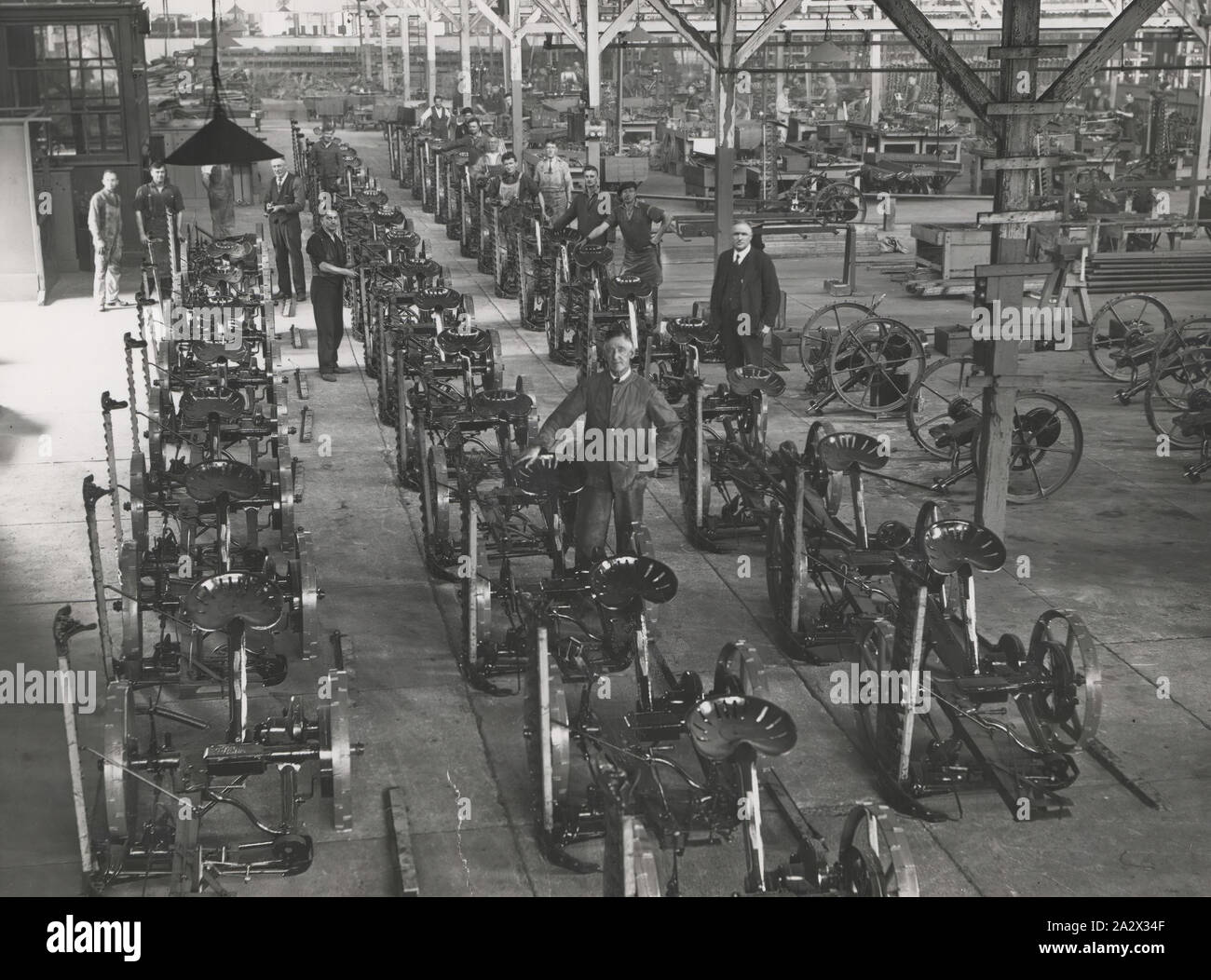 Fotografie - H.V. McKay Massey Harris Fabrik, Mäher Montagelinie, Sonnenschein, ca. 1946, Fotografie der Montagelinie von fertigen Pferdeschlitten Mähern. Teil einer Sammlung von Fotografien, Negative, bewegender Film, Artefakte, Dokumente und Literatur, die die H. V. McKay Sunshine Collection. Die McKay Sammlung gilt als einer der bedeutendsten industriellen Erbe Sammlungen in Australien angesehen. Die landwirtschaftlichen produzierenden Unternehmens Stockfoto