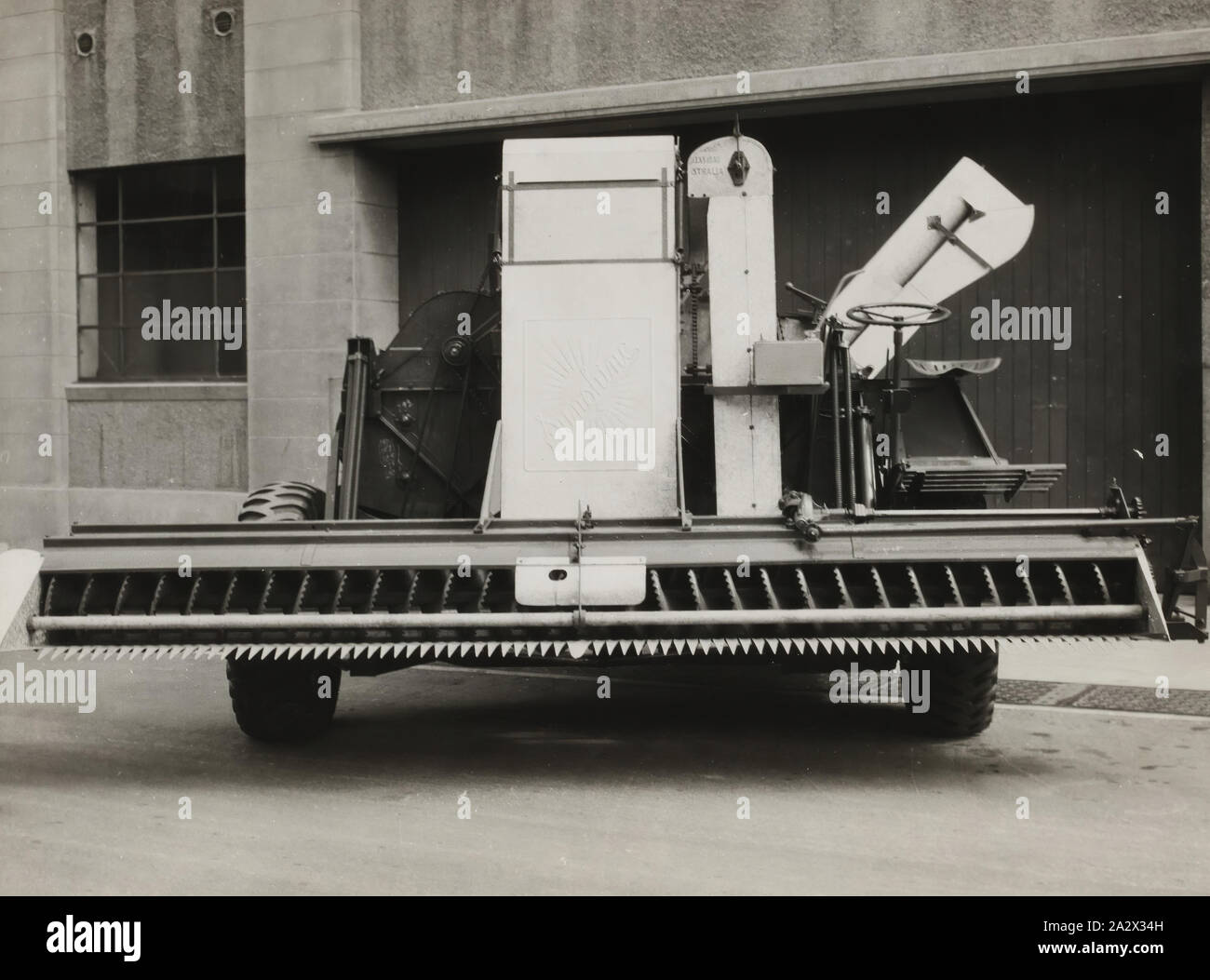 Fotografie - H.V. McKay Massey Harris, Körner Harvester, Sonnenschein, Victoria, Jan 1952, schwarz-weiß Foto eines Kornes Feldhäcksler mit H.V McKay Massey Harris im Jahr 1952. Eine der elf Fotografien von selbstfahrenden Feldhäckslern Korn in Prüfung. Die "Neue Art automatische schneidwerk" wurde von Headlie Taylor nach dem Zweiten Weltkrieg entworfen und war für die Ernte von 1949-1950 abgeschlossen. Weitere Verfeinerungen in den folgenden vier Jahren aufgetreten. Headlie Taylor's Sohn, Howard Taylor Stockfoto