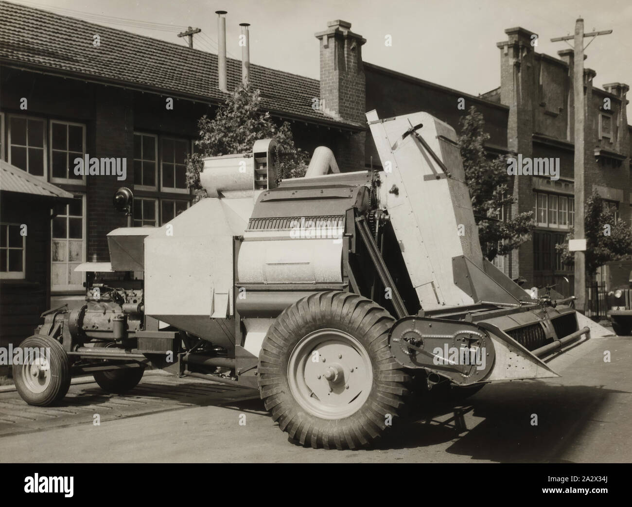 Fotografie - H.V. McKay Massey Harris, Körner Harvester, Sonnenschein, Victoria, 1952, schwarz-weiß Foto eines Kornes Feldhäcksler mit H.V McKay Massey Harris im Jahr 1952. Eine der elf Fotografien von selbstfahrenden Feldhäckslern Korn in Prüfung. Die "Neue Art automatische schneidwerk" wurde von Headlie Taylor nach dem Zweiten Weltkrieg entworfen und war für die Ernte von 1949-1950 abgeschlossen. Weitere Verfeinerungen in den folgenden vier Jahren aufgetreten. Headlie Taylor's Sohn, Howard Taylor Stockfoto