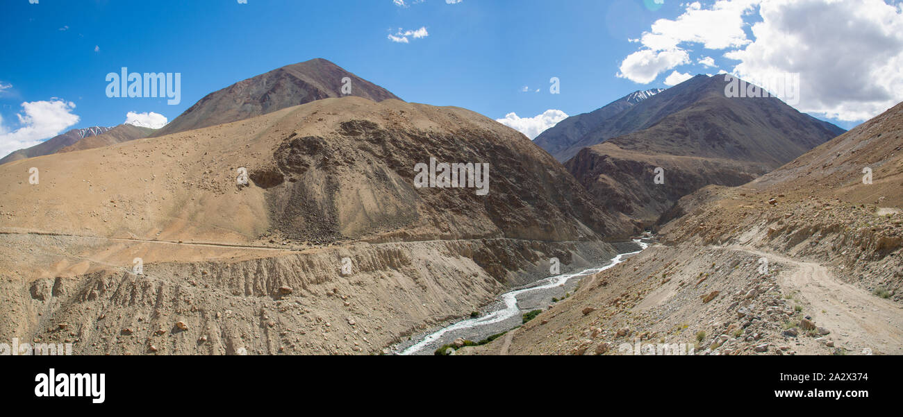 Panoramablick auf Indus Tal im Himalaya in Ladakh im nördlichen Indien Stockfoto