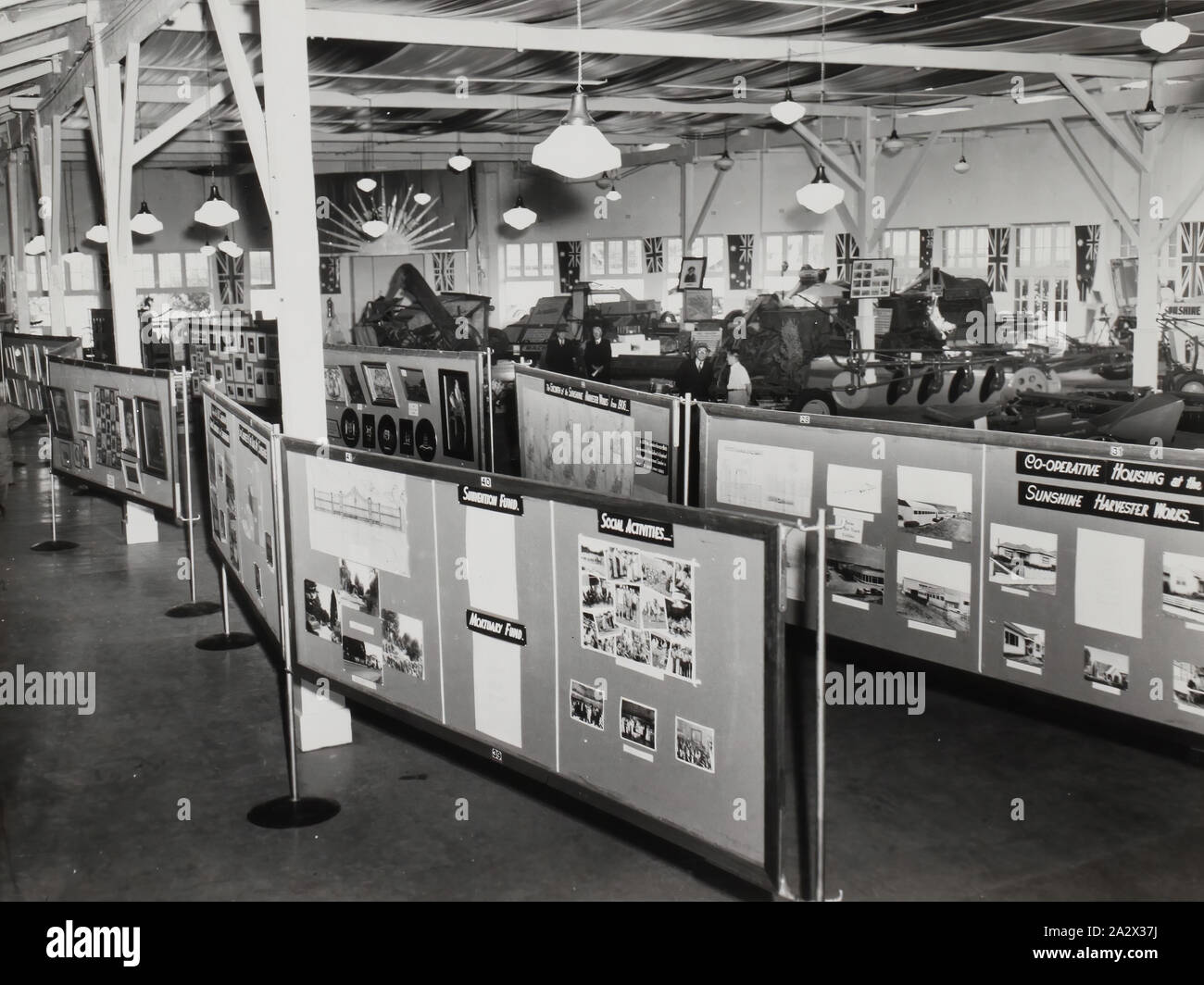 Fotografie - H.V. McKay Massey Harris, Historische, Kunst & Handwerk Ausstellung, Sonnenschein, Victoria, 1954, Schwarz-weiß Fotografie eine Ausstellung feiert den 70. Jahrestag der Sunshine stripper Harvester. Aus einem Fotoalbum mit einhundert und vier schwarz-weiß Fotografien und drei Farbfolien, H. V. McKay Massey Harris Agenten, Gruppen, Portraits, Maschinen und Ereignisse aus dem Mai 1951. Serie von 'Guard Stockfoto
