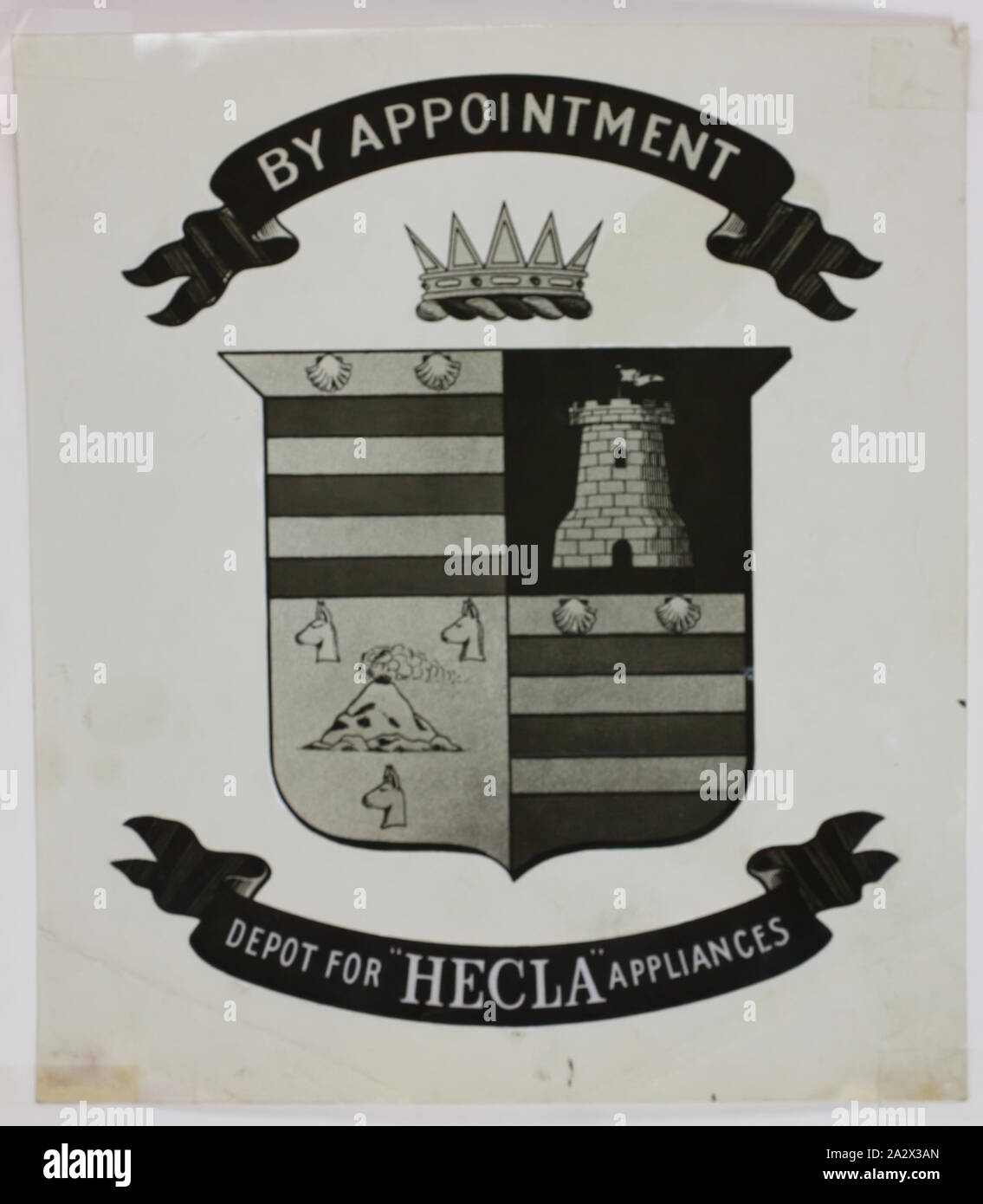 Fotografie - Hecla Elektrik Pty Ltd Schild, ca. 1940, schwarz-weiß Foto von Hecla Werbemittel mit einem Schild mit der Darstellung eines Vulkans. Die Hitze, die durch seine Lava gedacht war die Hitze, die aus Hecla elektrische Heizkörper zu bedeuten. Die hecla Vulkan Marke in 1916, als Mount Hecla in Island brach die Welt Nachrichten stammen. Dieses Foto ist von einem Album mit 255 schwarz-weiß Fotos, elektrische Stockfoto