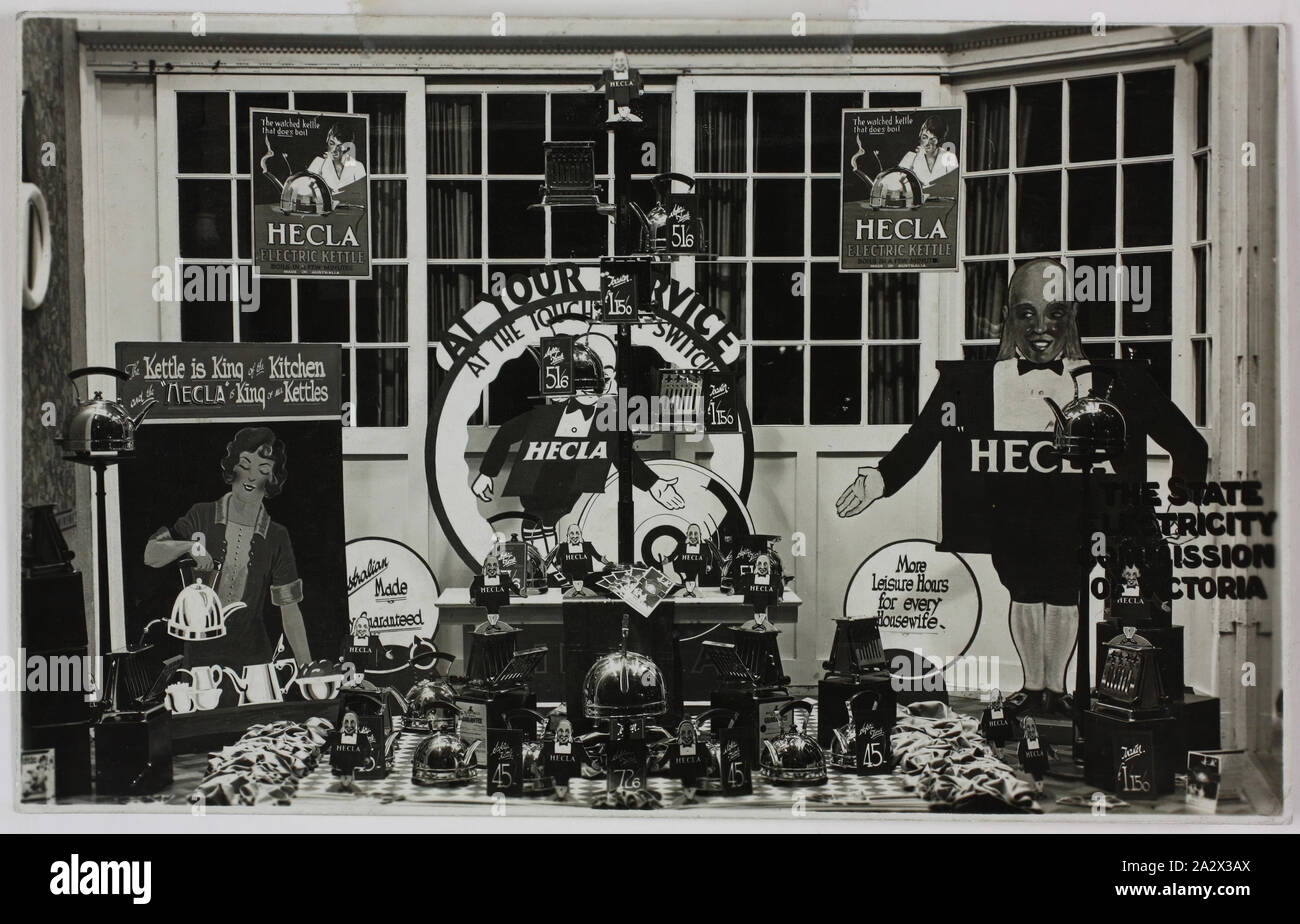 Fotografie - Hecla Elektrik Pty Ltd., Staatliche Kommission Elektrizität von Victoria Showroom, Moonee Ponds, circa 1920s-40s, schwarz-weiß Foto eines shopfront Fenster mit Anzeige der Hecla Produkte an einer staatlichen Kommission Elektrizität von Victoria Showroom in Moonee Ponds, circa 1920s-40 s. Dieses Foto ist von einem Album mit 255 schwarz-weiß Fotos, Elektrogeräte, Showroom zeigt, Fabrik Interieur- und Werbematerial im Zusammenhang mit Hecla Elektrik Pty Ltd. ist Teil der ist Stockfoto