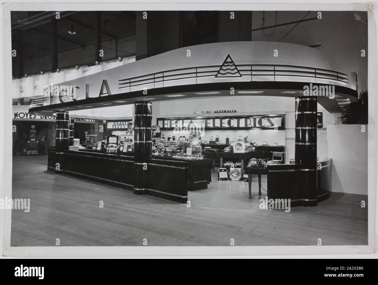 Fotografie - Hecla Elektrik Pty Ltd., Messe Anzeige von elektrischen Geräten, ca. 1940, schwarz-weiß Foto eines Hecla Elektrik Anzeige auf einer Messe. Dieses Foto ist von einem Album mit 255 schwarz-weiß Fotos, Elektrogeräte, Showroom zeigt, Fabrik Interieur- und Werbematerial im Zusammenhang mit Hecla Elektrik Pty Ltd. und ist Teil der Hecla Sammlung von Fotografien, Dokumente, Produkte, Handbücher und Werbematerialien von ist Stockfoto