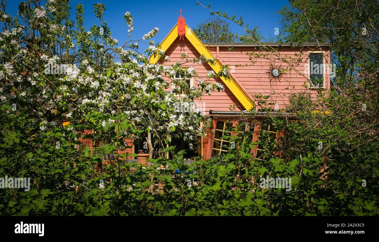 Altmodische Dorf Holz- Haus, Haus Eingang hinter Bäumen versteckt im Wald alte verlassene Stockfoto