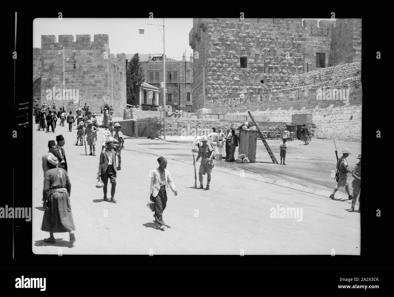 Aufgrund von terroristischen Handlungen und Maßnahmen der Regierung. Armee Steuerung der Traffic in der Nähe der Zitadelle, 8. Juli 1938, durch die Jaffa Gate Stockfoto