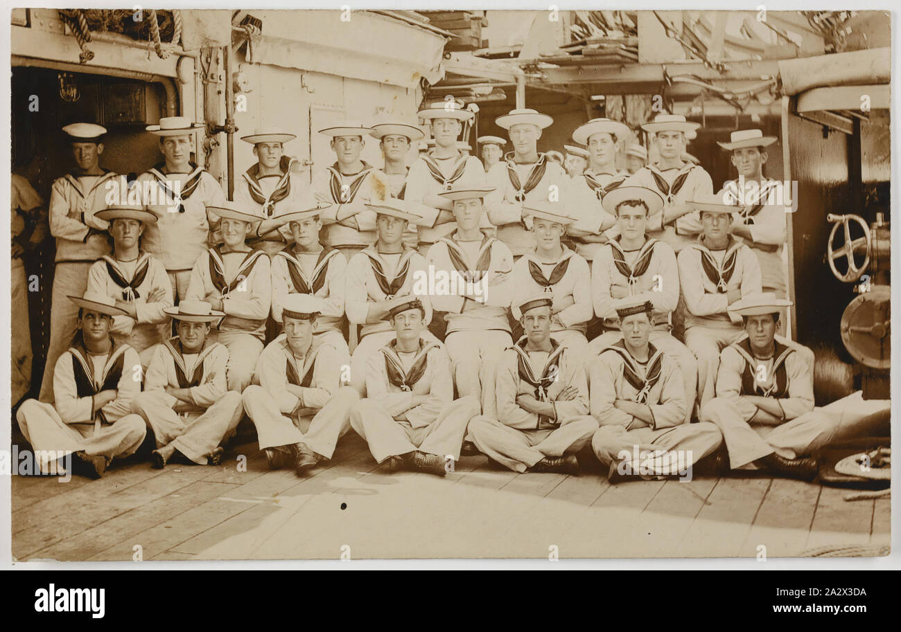 Fotografie - HMAS Australia, Gruppe Portrait von Seeleuten, 1914-1918, einem der 63 Postkarten in ein Album, das von Cliff Nowell besessen war. Es gibt 25 Postkarten im Album und 38 Postkarte montiert Lose mit in es, (lose Postkarten getrennt untergebracht). Die Bilder zeigen Fotografien der Segler aus HMAS Australia und der Familie und der Freunde. Es enthält eine Mischung aus handgemalten Karten (zwei), original Fotos Stockfoto