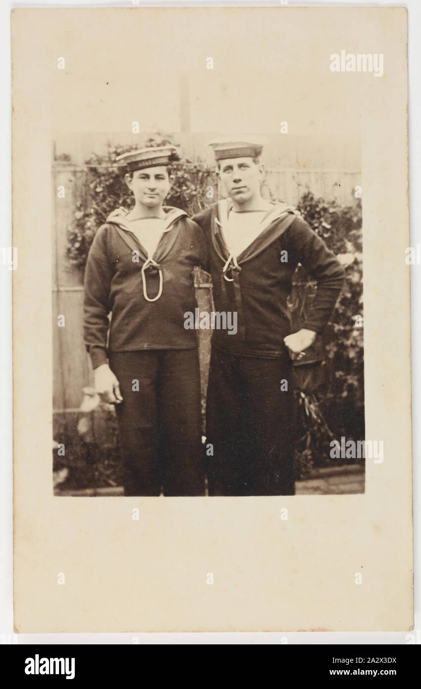 Fotografie - HMAS Australia, Porträt von zwei Seeleute, 1914-1918, einer der 63 Postkarten in ein Album, das von Cliff Nowell besessen war. Es gibt 25 Postkarten im Album und 38 Postkarte montiert Lose mit in es, (lose Postkarten getrennt untergebracht). Die Bilder zeigen Fotografien der Segler aus HMAS Australia und der Familie und der Freunde. Es enthält eine Mischung aus handgemalten Karten (zwei), original Fotos Stockfoto