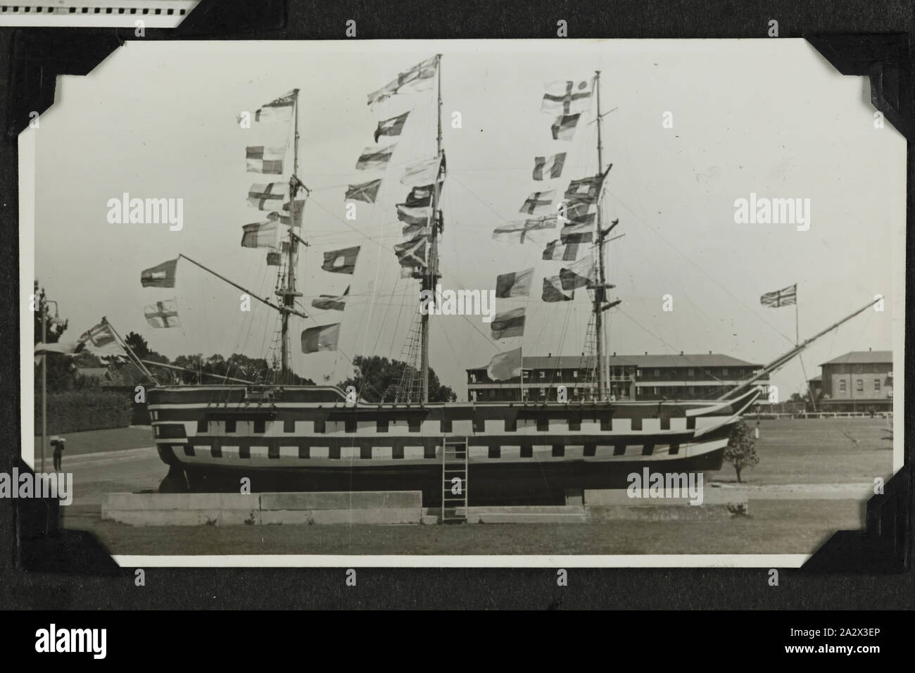 Foto - "HMVS Nelson', Victoria, 1937-1939, Schwarz und Weiß Fotografie eine Replik des H.M.V.S. Nelson. Die 48 Fotos in einem Fotoalbum. Von D. R. Goodwin, der Royal Australian Navy (R.A.N.) 1937-1939 berücksichtigt. Die Bilder sind von H.M.A.S Cerberus und andere Marineschiffe, naval Training und Field gun Crews Stockfoto