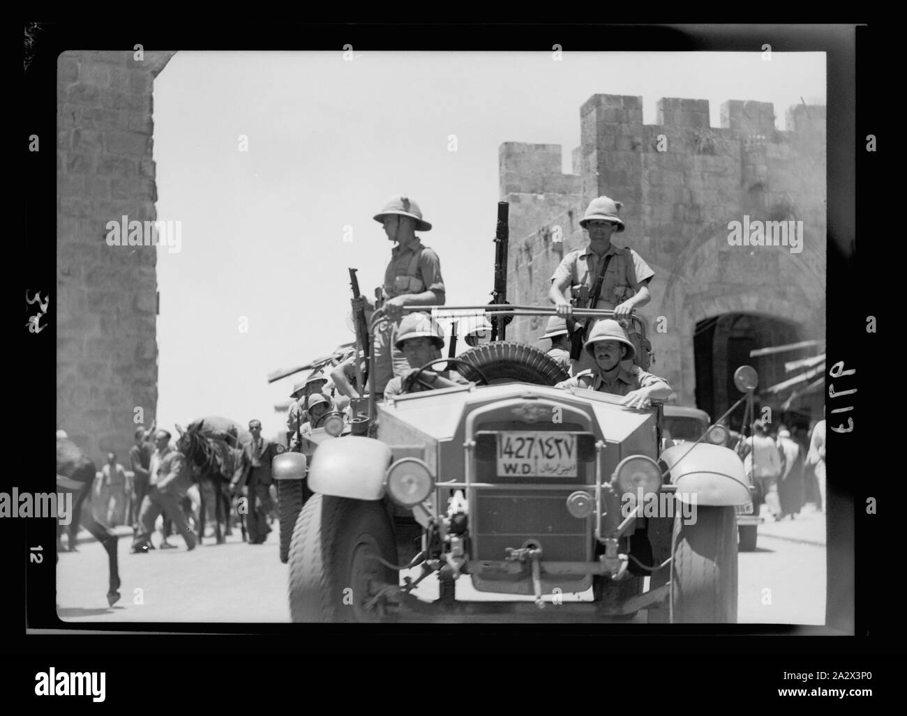 Aufgrund von terroristischen Handlungen und Maßnahmen der Regierung. Militärische raid für Arme auf der Jaffa Gate-Sektion, 13. Juli '38, die Armee Autos mit Maschinengewehren Stockfoto