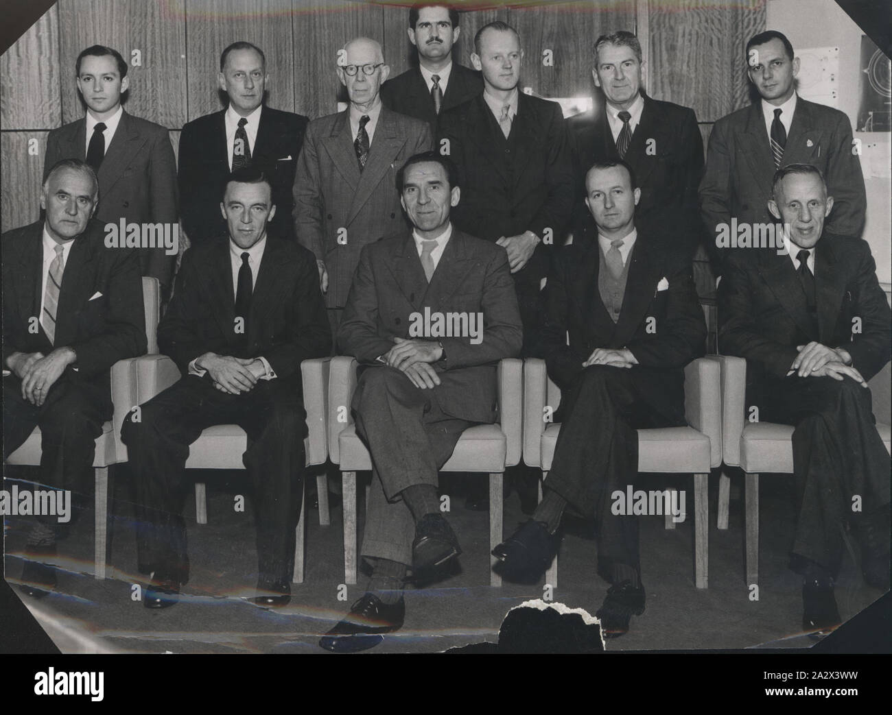 Foto, Gruppe Portrait von 'X-Ray & Medical Division Konferenz "Delegierte, Abbotsford, Victoria, Nov-Dec 1954, ein schwarz-weiß Foto mit einer Gruppe Portrait von Abbotsford Personal, das mit den 'X-Ray und Medizinische Abteilung Konferenz "bei Kodak Australasien Abbotsford am 29. November - 3. Dezember 1954 teil. Dieses Foto wurde ursprünglich in der ersten Seite einer Konferenz stellt Buch aufgenommen. Dieses Foto wurde ursprünglich in den Kodak Archiv untergebracht. Es ist Teil der Kodak Sammlung Stockfoto