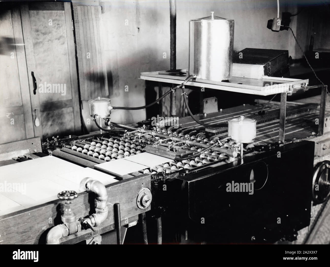 Foto, Platte Streichmaschine, die Abbotsford Fabrik, ca. 1958, Schwarz und Weiß Silber Gelatine Foto einer Platte Beschichtungsmaschine bei der Kodak Abbotsford Fabrik, circa 1958. Platte Herstellung aufgehört mit dem Umzug in die Anlage in Coburg 1960-1961. hergestellt und ein breites Spektrum an fotografischen Produkte, Australasien, wie Film, Papier, Chemikalien, Kameras und sonstige Ausrüstungen verteilt. Ihre Kundenbasis enthalten Amateur und Profi Stockfoto