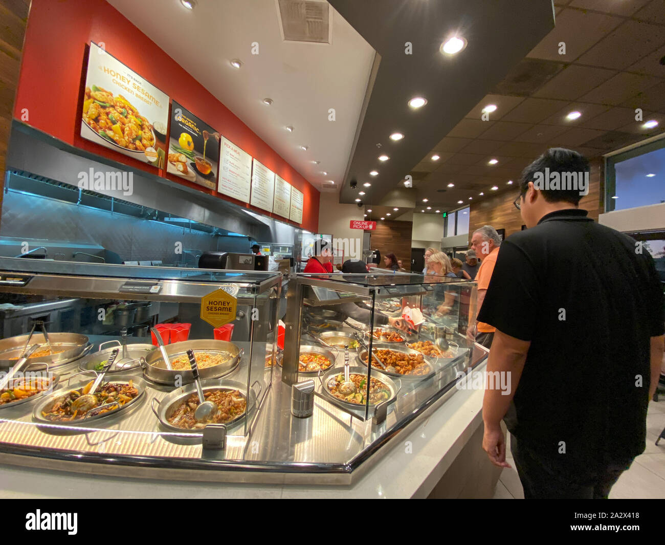 Orlando, FL/USA -10/2/19: Menschen, die an einem Panda herzlichst Restaurant chinesisches Essen zu bestellen. Stockfoto