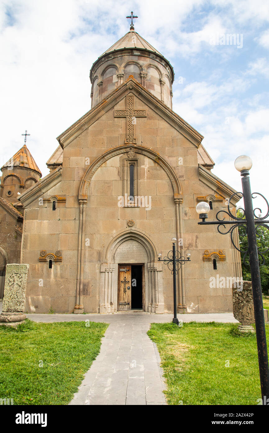 Armenien. Tsakhkadzor. Kecharis Kloster. Ein 11 C. in der mittelalterlichen Klosteranlage. Außenansicht des Katoghike Kirche. Stockfoto