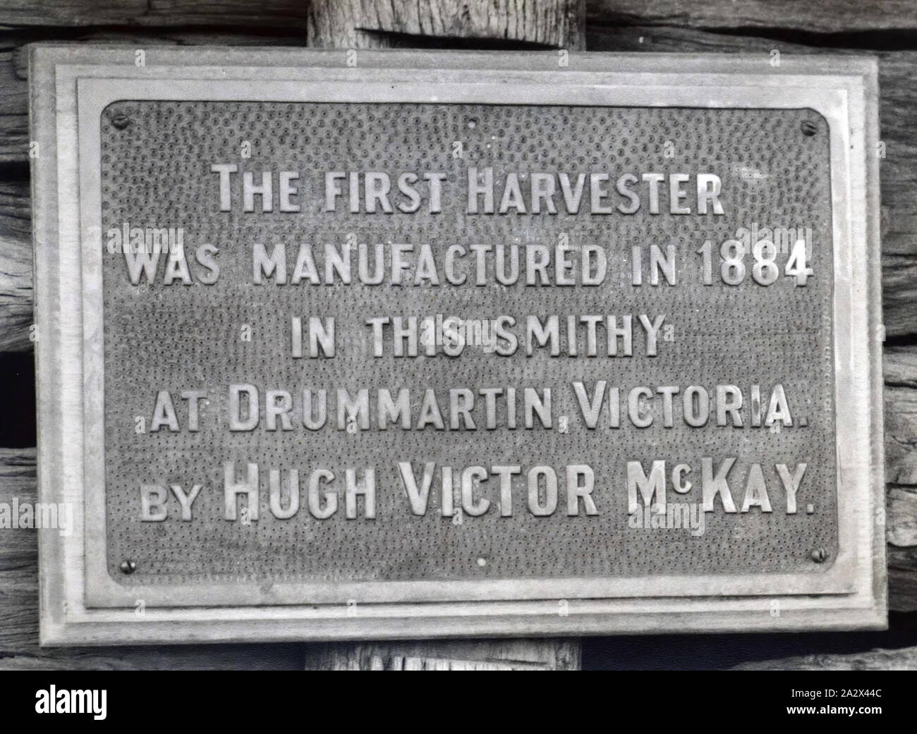 Fotografie - Massey Ferguson, Plakette der HV McKay's Original Schmiede, Sonnenschein, Victoria, ca. 1928, Foto der Gedenktafel, die an die verlegt HV McKay Schmiede im Sunshine befestigt war. Teil einer Sammlung von Fotografien, Negative, bewegender Film, Artefakte, Dokumente und Literatur, die die H. V. McKay Sunshine Collection. Die McKay Sammlung gilt als einer der bedeutendsten industriellen Erbe Sammlungen in Australien angesehen Stockfoto