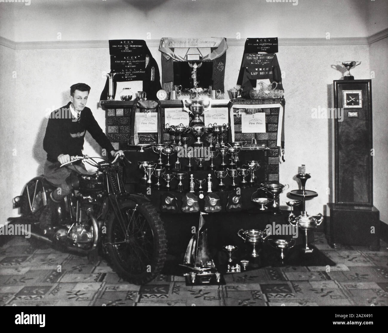 Foto-Norm McCubbin & Trophäen, circa 1950, Teil einer Sammlung von Fotos, Negativen und Dias für Forschung von Kuratoren im Museum Victoria verwendet Stockfoto