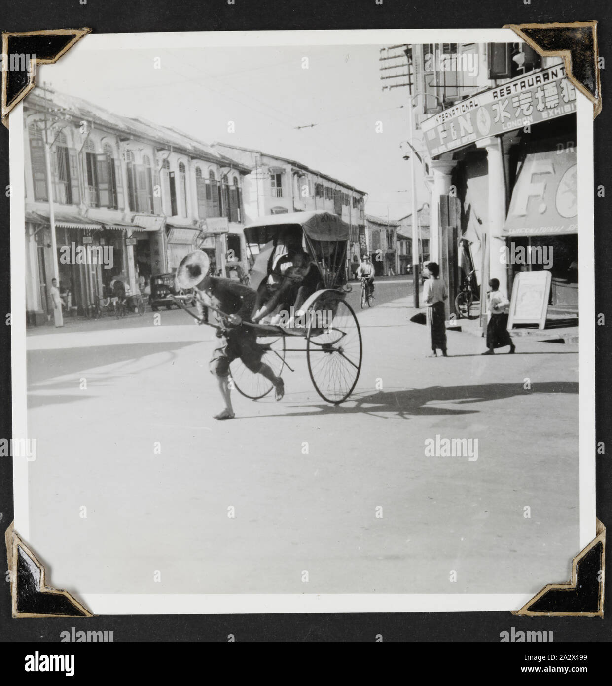 Foto - "North Bridge Road', Singapur, 1941, Schwarz-weiß Fotografie eine Rikscha auf der North Bridge Road, Singapur. Einer der 116 Fotos in einem Fotoalbum von Pilot Officer Colin Keon-Cohen. Dies sind sehr gute Bilder des Lebens in Singapur mit 205 Sqn RAF, dann 77 Sqn RAAF, dem Zweiten Weltkrieg Stockfoto