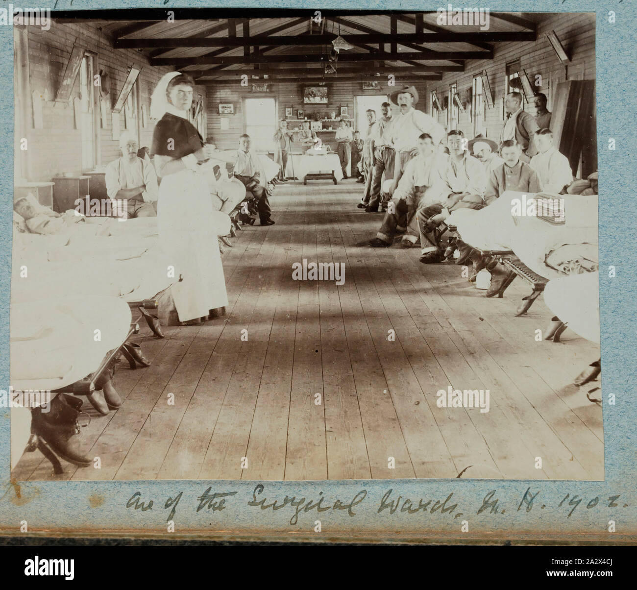 Fotografie - "Eine der Chirurgischen Stationen "Lazarett, Kimberley, Südafrika, 1902, 74 schwarz-weiß Fotografien innerhalb einer schwer fallen Foto Album enthalten. Eingeschrieben auf der vorderen Seite des Albums bin. G.A. Warner". Zu Schwester Mabel Ashton Warner, die im Queen Alexandra's Royal Pflegedienst serviert gehörte. Fotos sind in ein Album geklebt, und sind in der Regel sehr blass. Es scheint, als ob einige kommerziell produziert; andere sind grobe und Amateurhaft Stockfoto