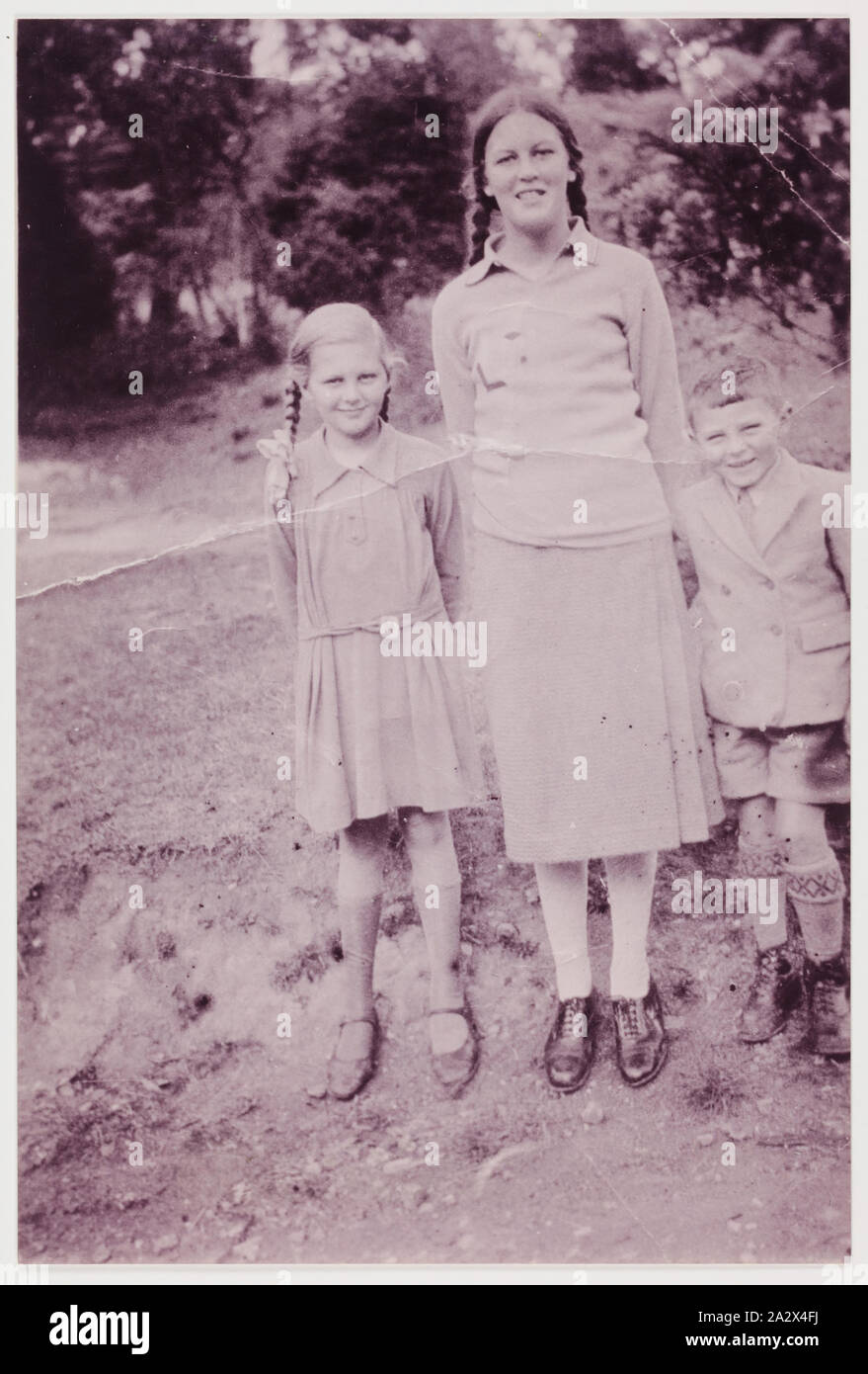 Fotografie - Portrait von Nancy, David & Betty Murdoch, Victoria, 1933, einer der drei Kopieren von Fotos. Portrait von Nancy, David und Betty Murdoch, 1933. Diese Bilder beziehen sich auf die drei chinesischen Puppen, die Nancy gegeben wurden (geboren 1918), Elizabeth (geboren 1922) und David (geb. 1926) Murdoch in den 1920er Jahren von ihrer Tante Dora (Murdoch) Lang (1874 geboren) in den 1920er Jahren. Dora war die Schwester der Kinder Vater William Murdoch. Dora lebte in Eaglehawk in der Nähe von Bendigo an Stockfoto
