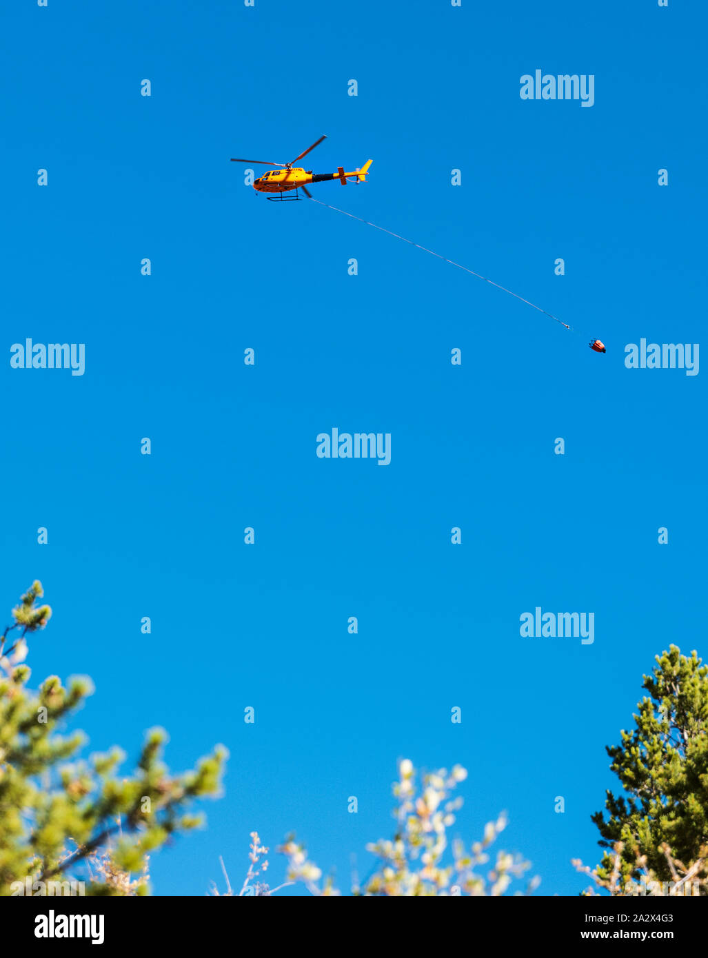Hubschrauber mit Wasser zu den Decker Waldbrand in der Nähe von Salida kämpfen; Colorado; USA Stockfoto