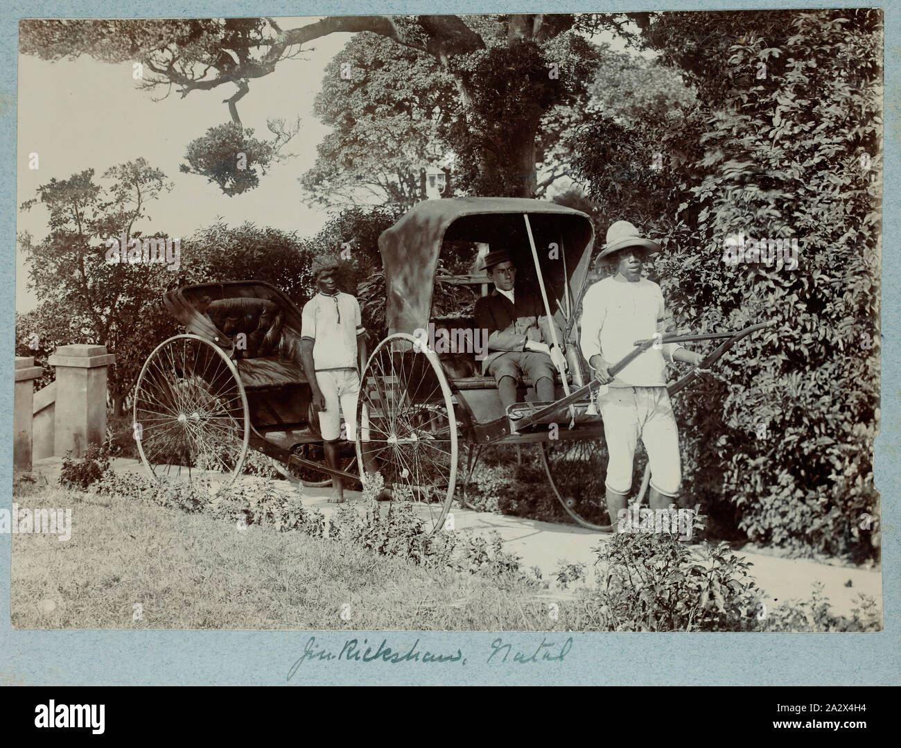 Fotografie - Rikscha, Natal, Südafrika, ca. 1902, 74 schwarz-weiß Fotografien innerhalb einer schwer fallen Foto Album enthalten. Eingeschrieben auf der vorderen Seite des Albums bin. G.A. Warner". Zu Schwester Mabel Ashton Warner, die im Queen Alexandra's Royal Pflegedienst serviert gehörte. Fotos sind in ein Album geklebt, und sind in der Regel sehr blass. Es scheint, als ob einige kommerziell produziert; andere sind grobe und Amateurhaft Stockfoto