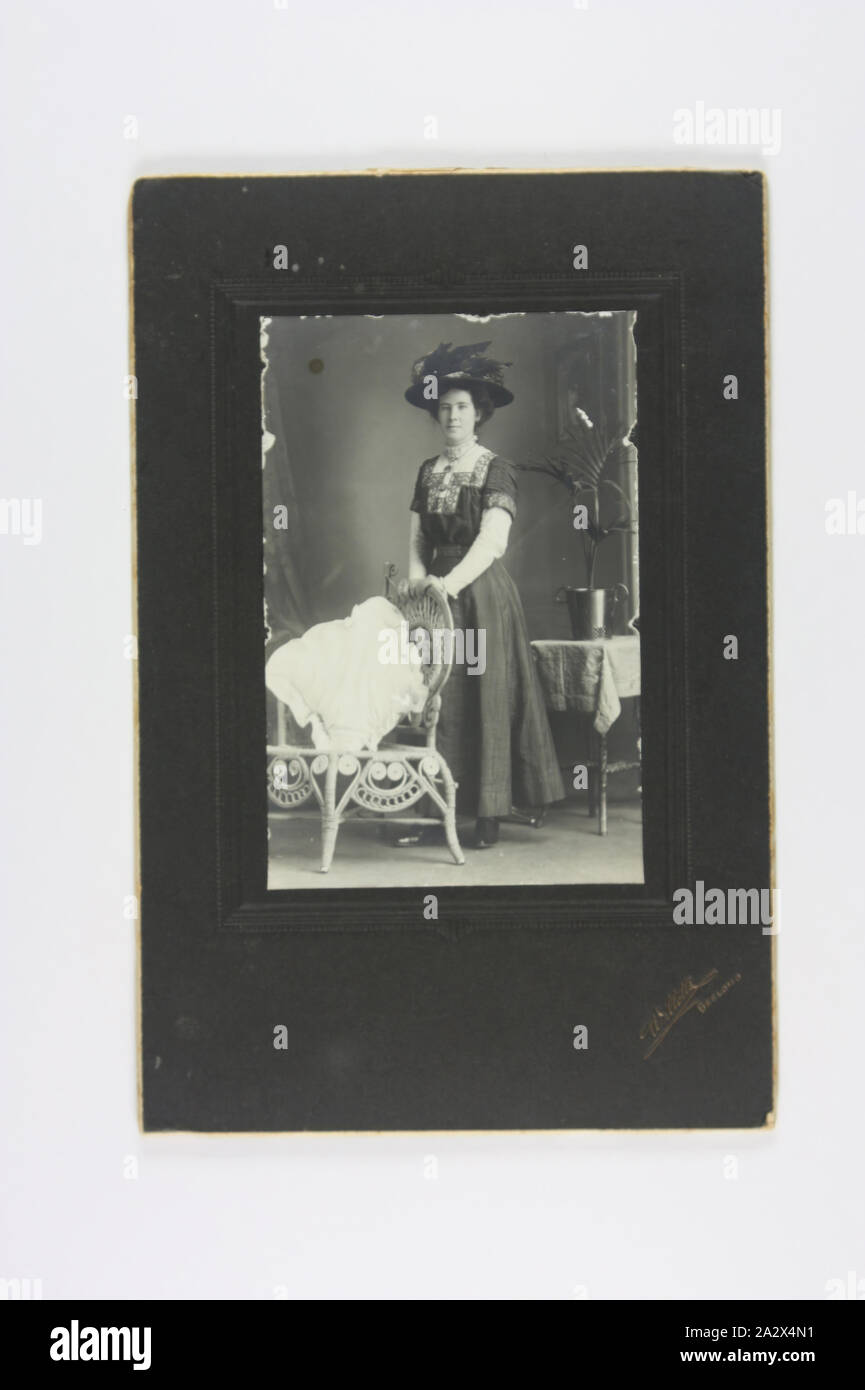 Fotografie - Sarah Nairn, ca. 1905-1911, Studio Portrait von Sarah Nairn, wahrscheinlich einige Zeit zwischen 1905 und ihre Hochzeit im Jahr 1911 übernommen. Sarah Nairn heiratete Arthur Jackson im Jahre 1911. Sie hatten drei Kinder - Maria, Henry und Arthur - vor Arthur auf tragische Weise in einer Farm Unfall gestorben. Ihre beiden ältesten Kinder wurden durch Behörden entfernt, da sie ihre Familie durch das Spielen Geige zu unterstützen gekämpft, aber Sie sie wieder, wenn sie wieder geheiratet Stockfoto