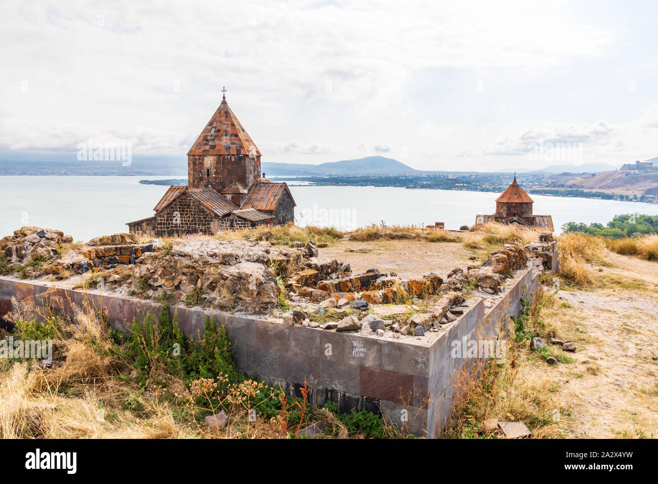 Armenien. Sevan. Die Kirchen Arakelots Surp (links) und Surp Astvatsatsin (rechts). Am Sevanavank Klosteranlage auf Sevan. Stockfoto