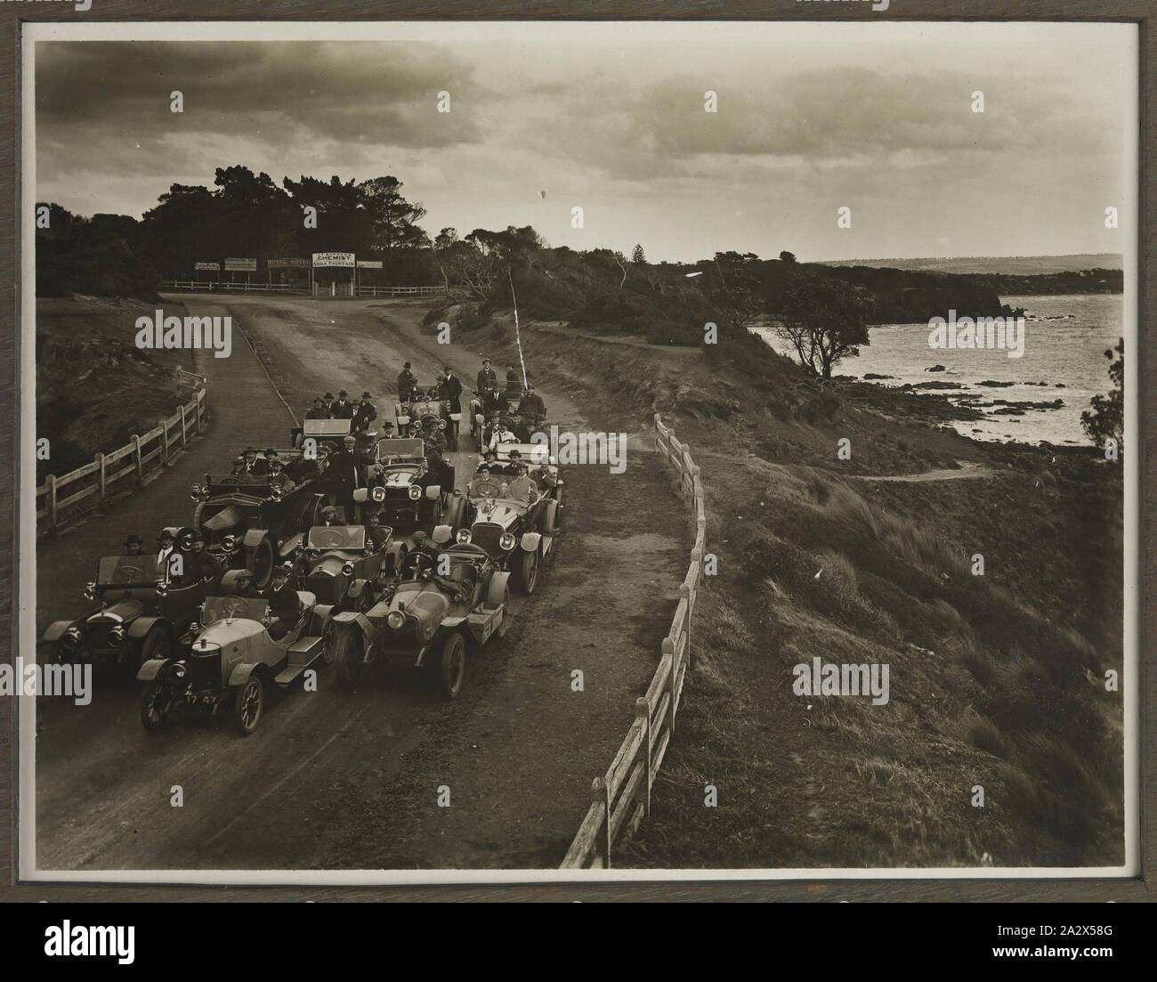 Foto - der Fotografischen Arbeitgeber Verband der Victoria, die Autos fahren, Mornington Ausflug, 10. Mai 1917, Fotografie Mitglieder der Vereinigung fotografischer Arbeitgeber von Victoria auf einen Ausflug nach Mornington am 10. Mai 1917. Dieses Bild ist auf einem Plakat von anderen Fotos, zwei Seiten der Unterschriften der Mitglieder und ein kleines Menü aus einer 'Motor' am Tag statt, begleitet. Das Plakat wurde in die Kodak präsentiert' als ein Zeichen der Wertschätzung" aus dem Verein Stockfoto