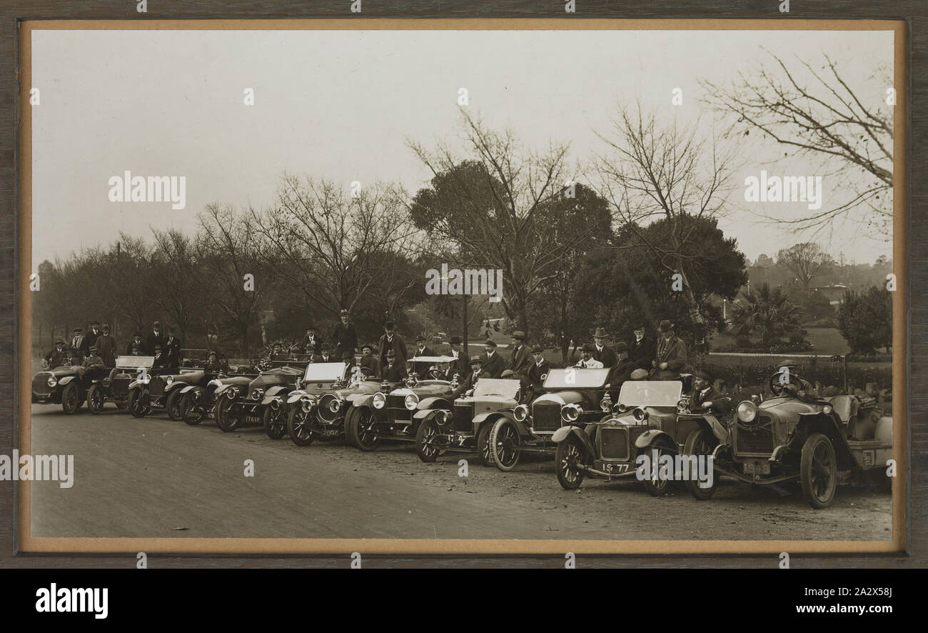 Foto - der Fotografischen Arbeitgeber Verband der Victoria mit Autos, Mornington Ausflug, 10. Mai 1917, die Mitglieder der Vereinigung fotografischer Arbeitgeber von Victoria mit einer Reihe von ihren Autos auf ihrem Ausflug nach Mornington posiert am 10. Mai 1917. Dieses Bild ist auf einem Plakat von anderen Fotos, zwei Seiten der Unterschriften der Mitglieder und ein kleines Menü aus einer 'Motor' am Tag statt, begleitet. Das Plakat wurde in die Kodak präsentiert' als ein Zeichen der Wertschätzung" aus dem Verein Stockfoto