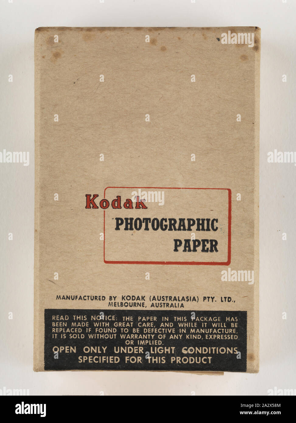 Fotopapier - Kodak Australasia Pty Ltd, 'Velox Single Gewicht F.1', ca. 1940 s, versiegelte Box von Kodak Fotopapier, 'Velox Single Gewicht F.1 ", 100 weiß glänzende glatte Blätter für Negative von hoher Kontrast, 4 1/2 x 2 3/4 Zoll, von Kodak Australasia Pty Ltd, Abbotsford, Melbourne, ca. 1940er Jahre hergestellt. Es ist Teil der Kodak Sammlung von Produkten, Werbematerialien, Fotos und Arbeitsleben Artefakte Stockfoto
