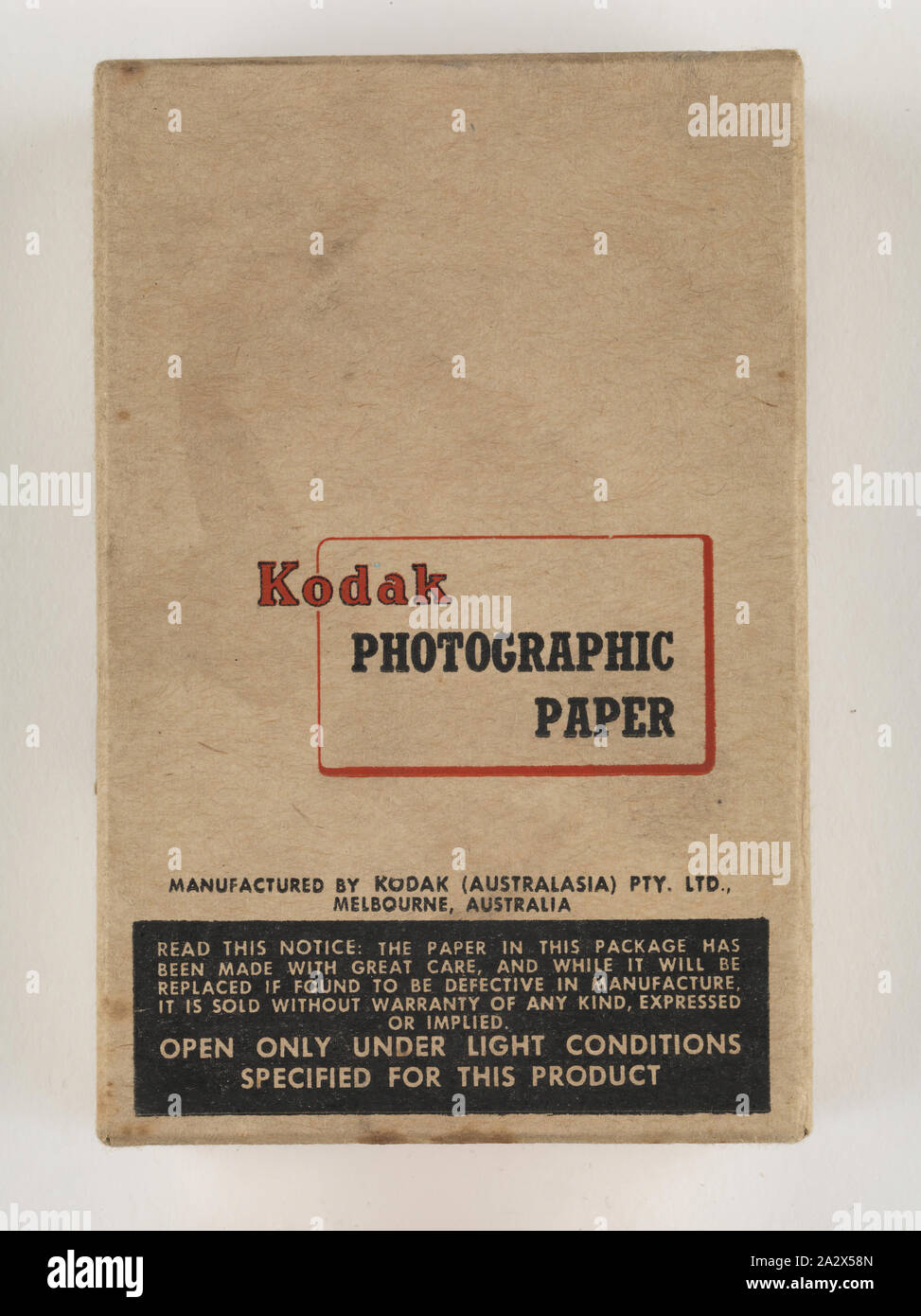 Fotopapier - Kodak Australasia Pty Ltd, 'Velox Single Gewicht F.2', ca. 1940, geöffnet, von Kodak Fotopapier, 'Velox Single Gewicht F.2', 100 weiß glänzende glatte Blätter für Negative der normalen Kontrast, 4 1/2 x 2 3/4 Zoll, von Kodak Australasia Pty Ltd, Abbotsford, Melbourne, ca. 1940er Jahre hergestellt. Es ist Teil der Kodak Sammlung von Produkten, Werbematerialien, Fotos und Arbeitsleben Artefakte Stockfoto