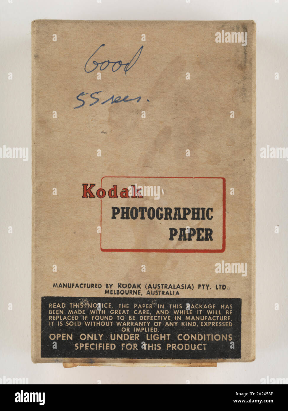 Fotopapier - Kodak Australasia Pty Ltd, 'Velox Single Gewicht F.2', ca. 1940, geöffnet, von Kodak Fotopapier, 'Velox Single Gewicht F.2', 100 weiß glänzende glatte Blätter für Negative der normalen Kontrast, 4 1/2 x 2 3/4 Zoll, von Kodak Australasia Pty Ltd, Abbotsford, Melbourne, ca. 1940er Jahre hergestellt. Es ist Teil der Kodak Sammlung von Produkten, Werbematerialien, Fotos und Arbeitsleben Artefakte Stockfoto