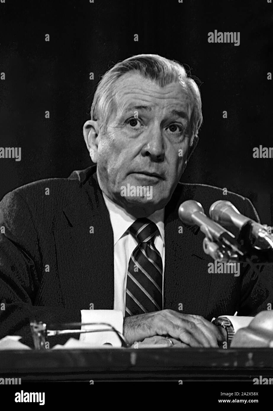 Washington DC. USA, Februar 2, 1984 Finanzminister Donald Regan bezeugt an den Finanzausschuss über die Verwaltungen Geschäftsjahr 1985 Budget Vorschläge Stockfoto